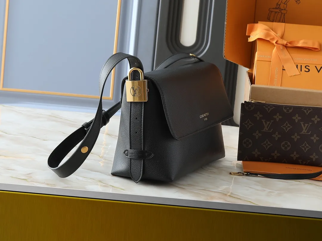 💰280💰Upgraded from the original M13151 M13148, the classic Low Key series ingeniously presents a new flip cover: This Low Key Messenger handbag is made of soft cow leather and uses an old metal padlock to create a retro style. Adjustable handles unlock a variety of carrying possibilities, and it comes with a removable Monogram canvas zippered interior pocket. Dimensions: 30.0 x 18.0 x 12.0 cm (length x height x width)