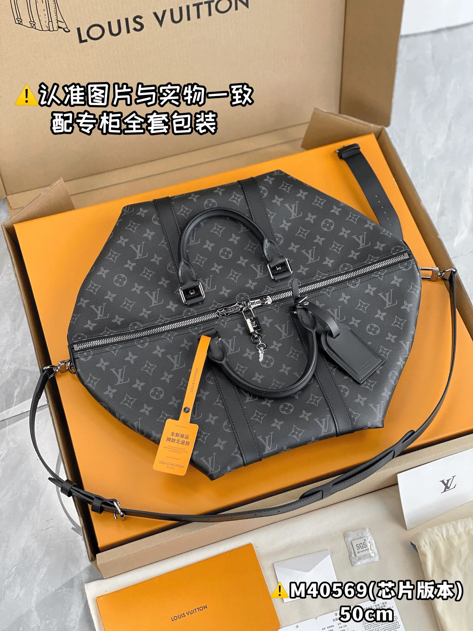 💰2000 [Authentic Grade] [Special Grade MB High Elastic Fabric] M40569 Black Flower Medium [Chip Version: With Full Set of Counter Packaging] KEEPALL BANDOULIÈRE 50 Travel Bag Keepall 45 Travel Bag, cut from the new iconic Monogram Eclipse canvas. Since 1930, Keepall bags have accompanied generations of travelers around the world. This new version of the travel bag features multiple comfortable leather handles, a strap for casual cross-body carry and a shiny padlock, making it a perfect companion for short trips. 50 x 29 x 22 cm (length x height x width)