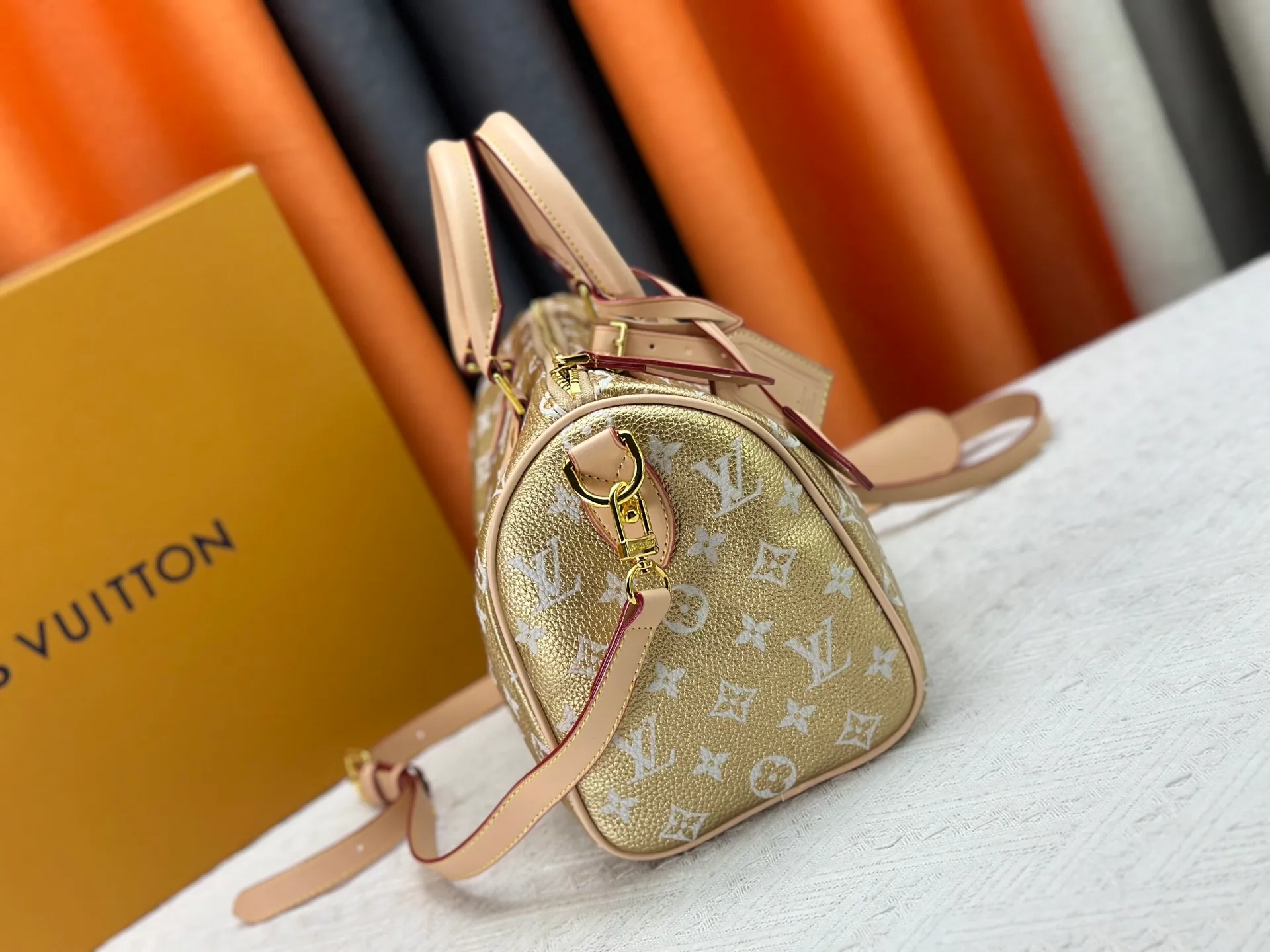 P300 Upgraded original M15278 M24441 M24424 This Speedy Bandoulière 25 Monogram Leather handbag is made of soft cow leather and uses Monogram patterns to reproduce the elegant look and feel of canvas printing. Dazzling metal hardware, sheepskin lining and nameplate all reflect Creative Director Pharrell Williams' relentless attention to detail. 25 x 15 x 15 cm (length x height x width)