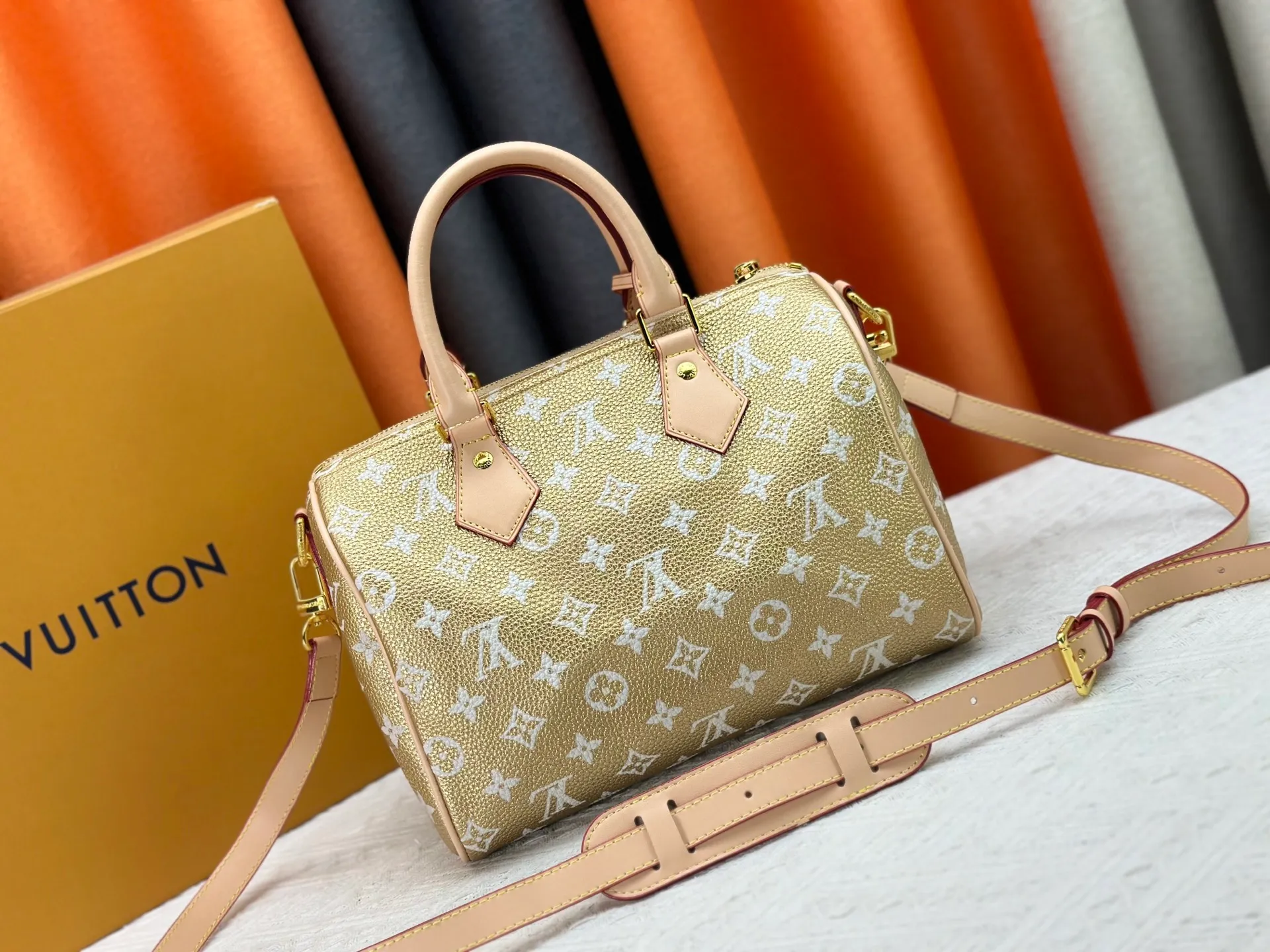 P300 Upgraded original M15278 M24441 M24424 This Speedy Bandoulière 25 Monogram Leather handbag is made of soft cow leather and uses Monogram patterns to reproduce the elegant look and feel of canvas printing. Dazzling metal hardware, sheepskin lining and nameplate all reflect Creative Director Pharrell Williams' relentless attention to detail. 25 x 15 x 15 cm (length x height x width)