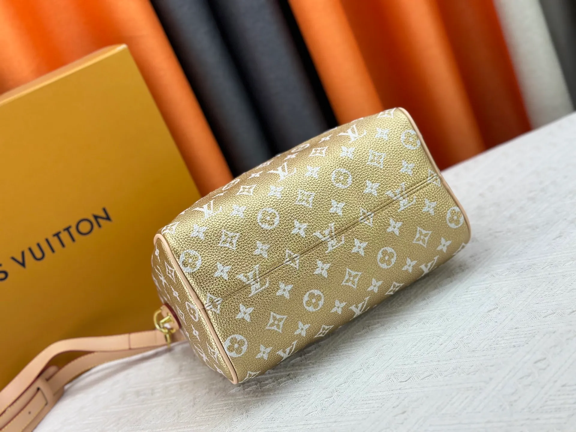P300 Upgraded original M15278 M24441 M24424 This Speedy Bandoulière 25 Monogram Leather handbag is made of soft cow leather and uses Monogram patterns to reproduce the elegant look and feel of canvas printing. Dazzling metal hardware, sheepskin lining and nameplate all reflect Creative Director Pharrell Williams' relentless attention to detail. 25 x 15 x 15 cm (length x height x width)