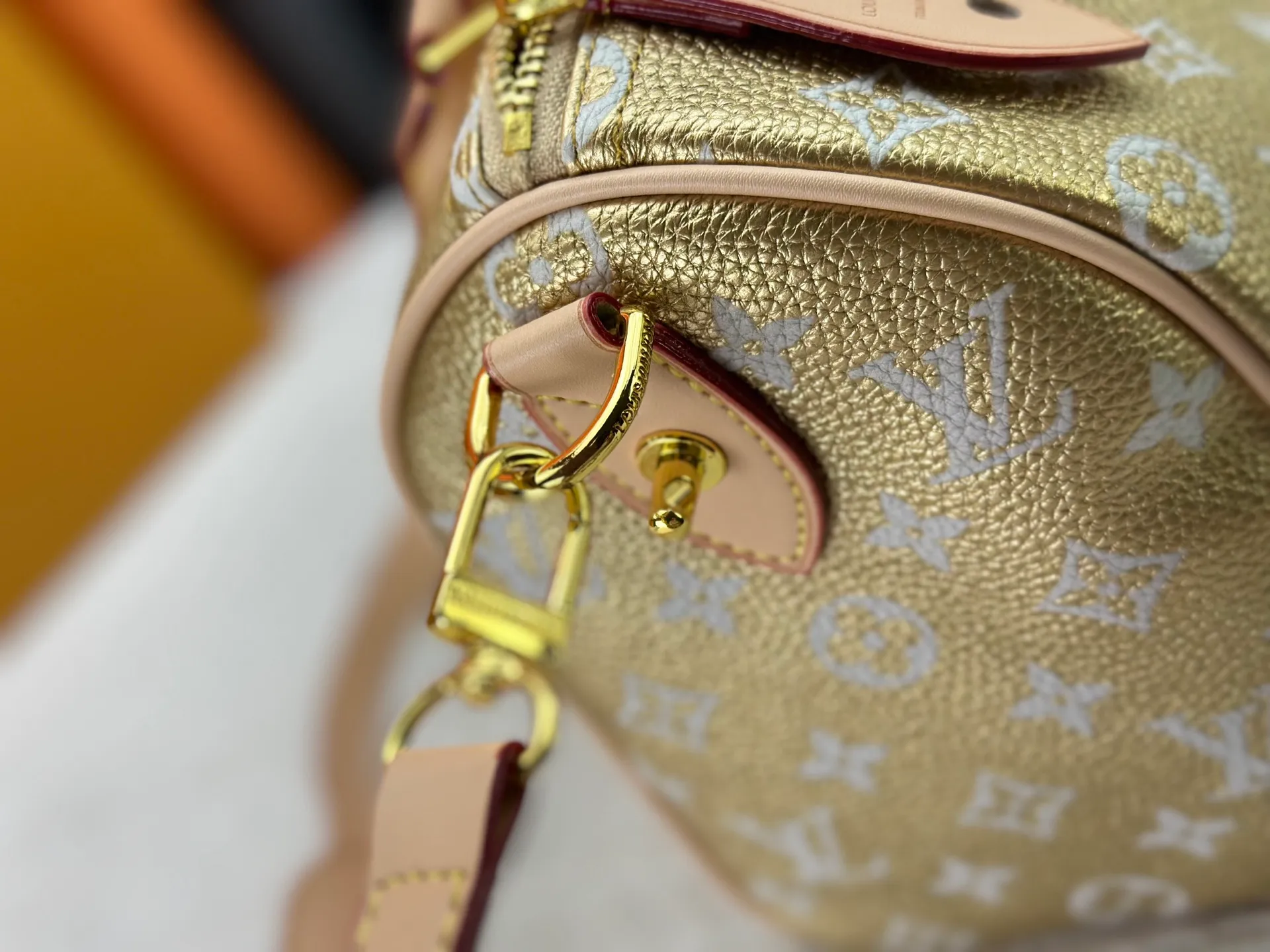 P300 Upgraded original M15278 M24441 M24424 This Speedy Bandoulière 25 Monogram Leather handbag is made of soft cow leather and uses Monogram patterns to reproduce the elegant look and feel of canvas printing. Dazzling metal hardware, sheepskin lining and nameplate all reflect Creative Director Pharrell Williams' relentless attention to detail. 25 x 15 x 15 cm (length x height x width)