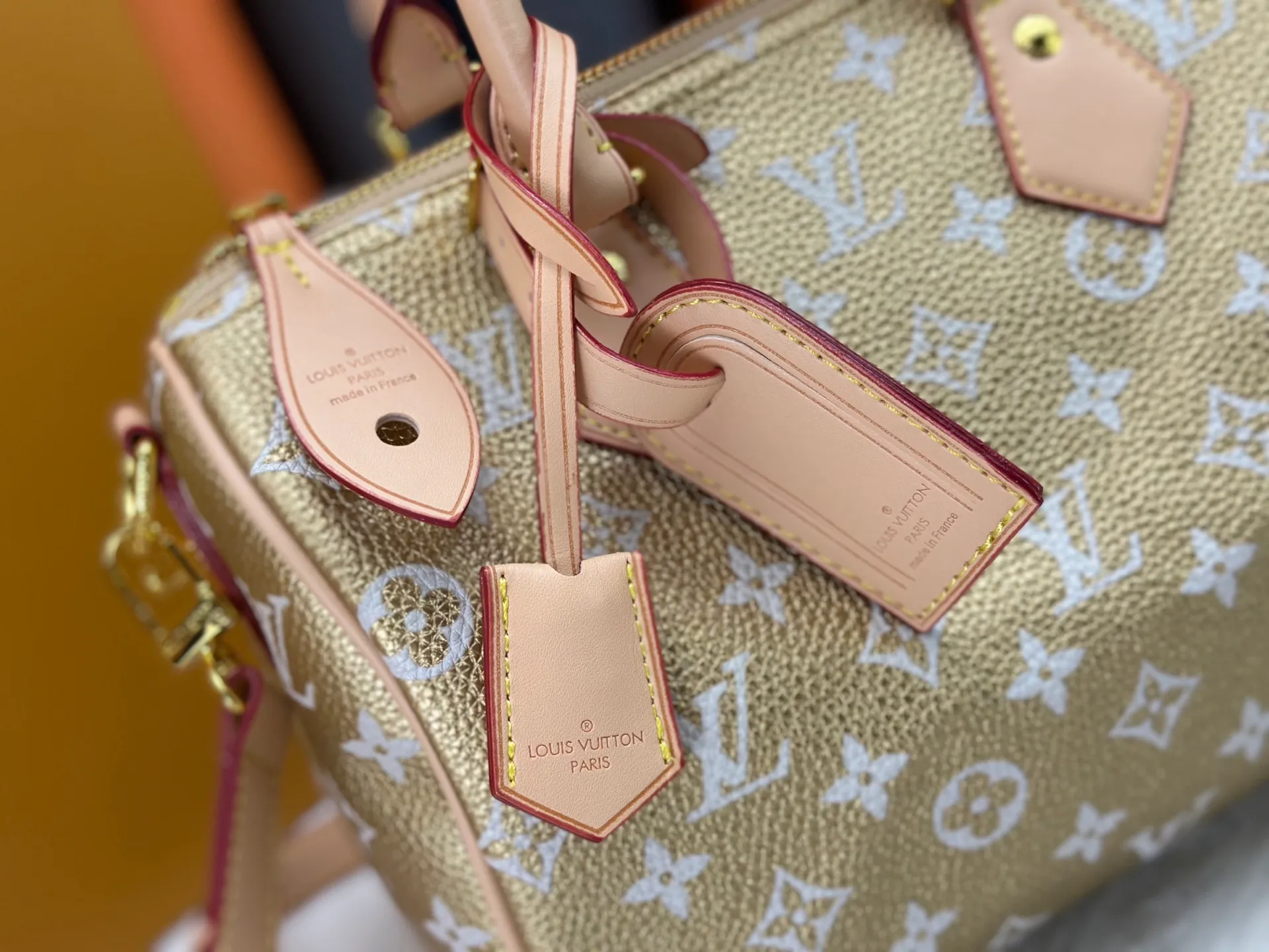 P300 Upgraded original M15278 M24441 M24424 This Speedy Bandoulière 25 Monogram Leather handbag is made of soft cow leather and uses Monogram patterns to reproduce the elegant look and feel of canvas printing. Dazzling metal hardware, sheepskin lining and nameplate all reflect Creative Director Pharrell Williams' relentless attention to detail. 25 x 15 x 15 cm (length x height x width)