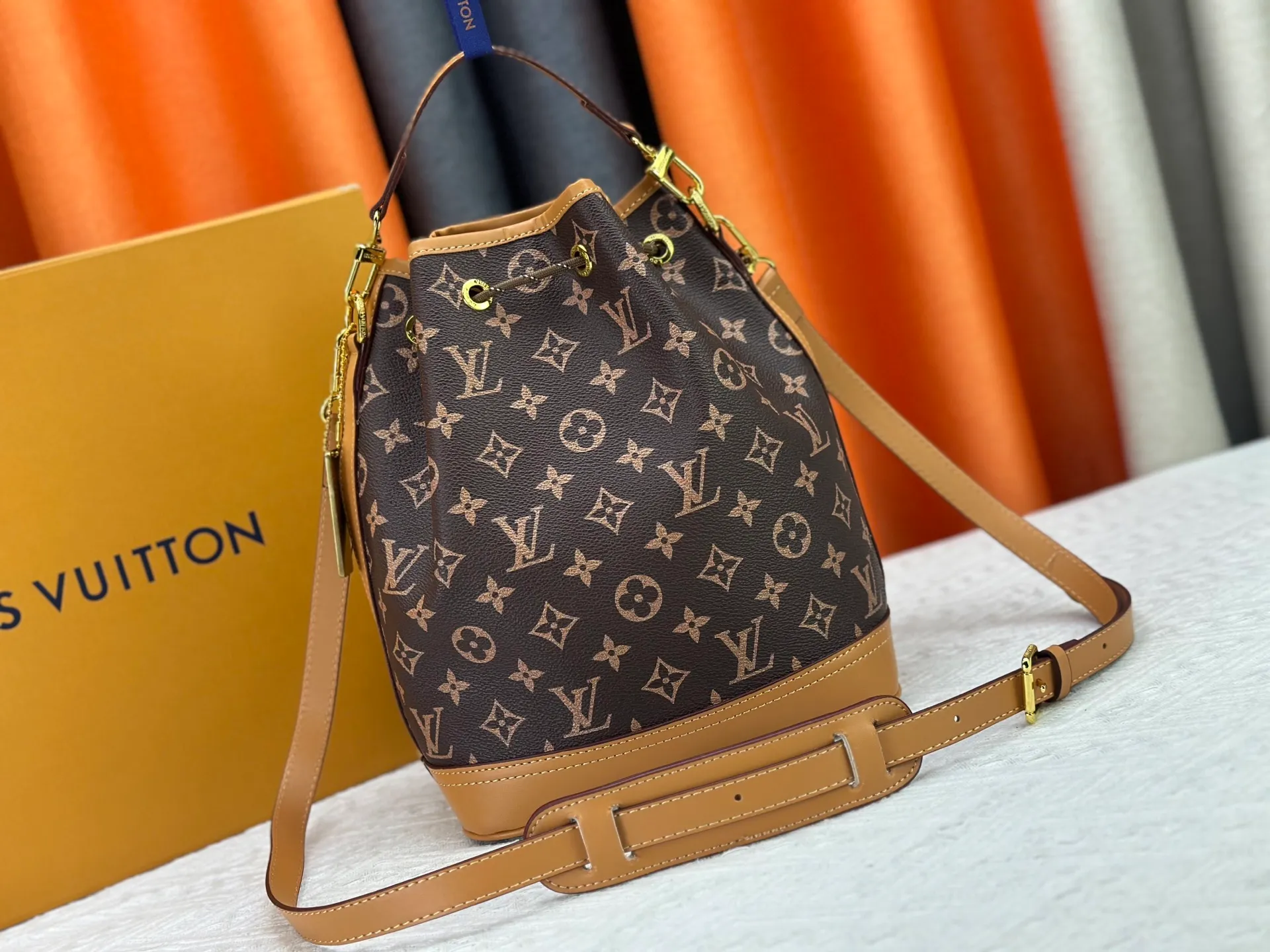 P260 Upgraded from the original M14017, it is infinitely charming and unleashes your fashion attitude. It has a unique appearance and is simply a fashion item that cannot be missed. Different from the softness of a canvas bag, it creates a free and easy feeling when worn on the back. It is super textured and is loved by fashionistas!  Dimensions: height 28x length 22x width 12