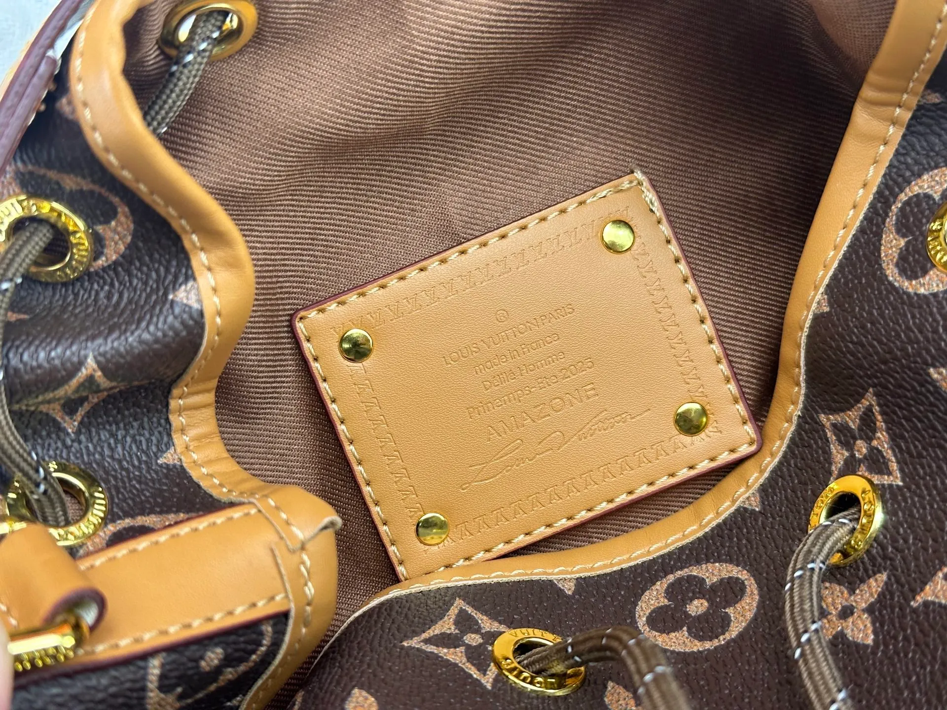 P260 Upgraded from the original M14017, it is infinitely charming and unleashes your fashion attitude. It has a unique appearance and is simply a fashion item that cannot be missed. Different from the softness of a canvas bag, it creates a free and easy feeling when worn on the back. It is super textured and is loved by fashionistas!  Dimensions: height 28x length 22x width 12