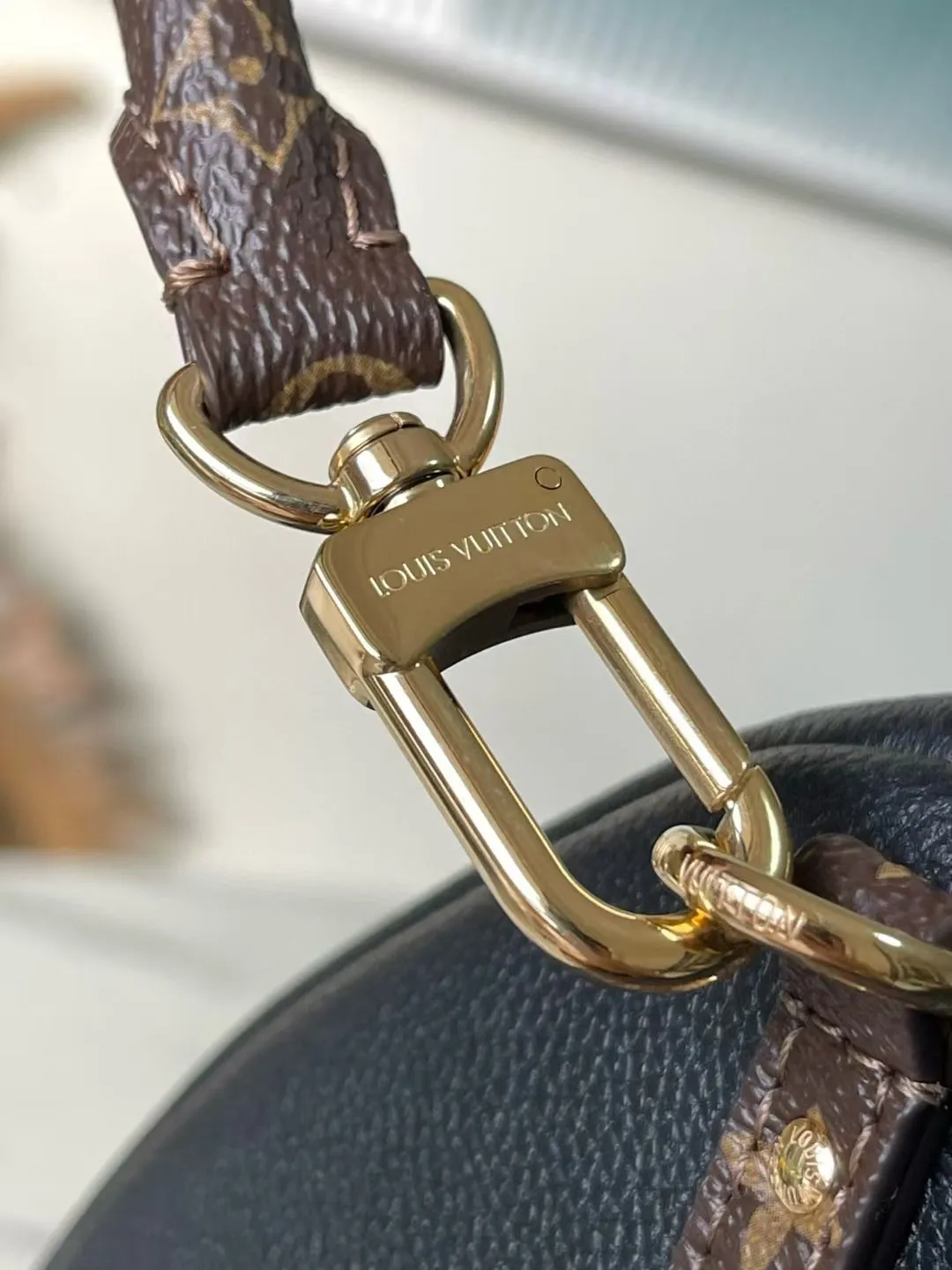 💰1340 (top-grain leather) top original M26037 Express Travel large handbag is made of soft cow leather and Monogram fabric lining to create a soft structure, showing Nicolas Ghesquiere's modern interpretation of the Keepall handbag. Ample space combined with flexible carrying options makes it an ideal choice for urban travelers. Dimensions: 45 × 20 × 27 cm