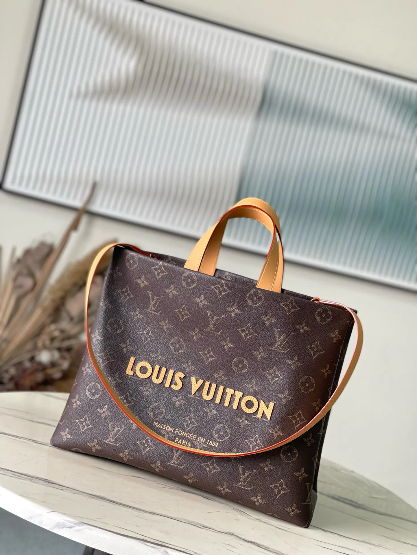 💰1100 Top Original Order M13928 As part of the LVPackaging series, the Shopper Tote handbag reinterprets the Louis Vuitton shopping bag into a large-capacity cow leather handbag with an ingenious design, aiming to sublimate daily items into luxury items. The Louis Vuitton logo is displayed on the body of the bag in contrasting colors, while the lining is designed in the same tone. The top handle makes it easy to carry, while the detachable shoulder strap provides flexible shoulder carrying options. Dimensions: 40 × 32 × 16 cm