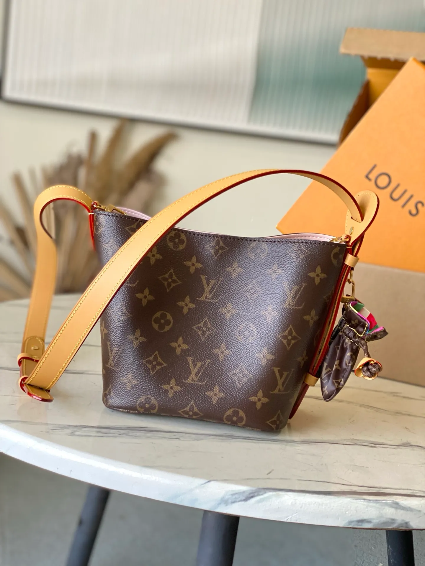 💰840 Top original single M26642 presbyopia (hanging ornament) Louis Vuitton Visionary Seoul exclusive capsule series shows a light feeling. Iconic monogram canvas material design, plus leather material decoration. This unique and colorful feature is reminiscent of traditional Korean decorations. Interior features removable zip pocket and printed lining. Dimensions: 16x18x12 cm