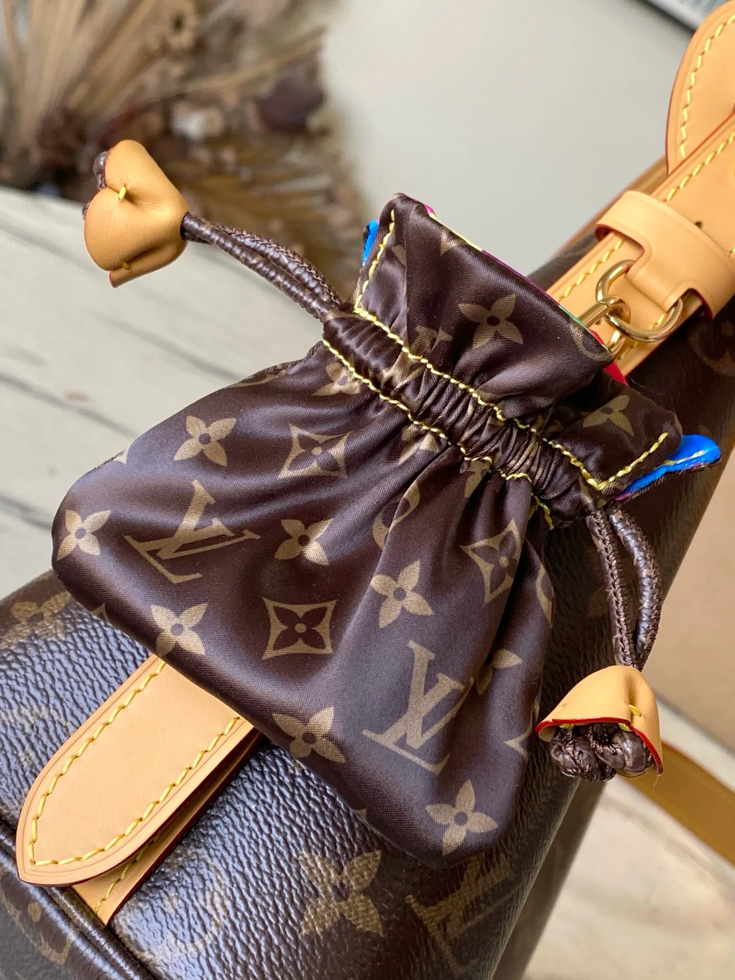 💰840 Top original single M26642 presbyopia (hanging ornament) Louis Vuitton Visionary Seoul exclusive capsule series shows a light feeling. Iconic monogram canvas material design, plus leather material decoration. This unique and colorful feature is reminiscent of traditional Korean decorations. Interior features removable zip pocket and printed lining. Dimensions: 16x18x12 cm