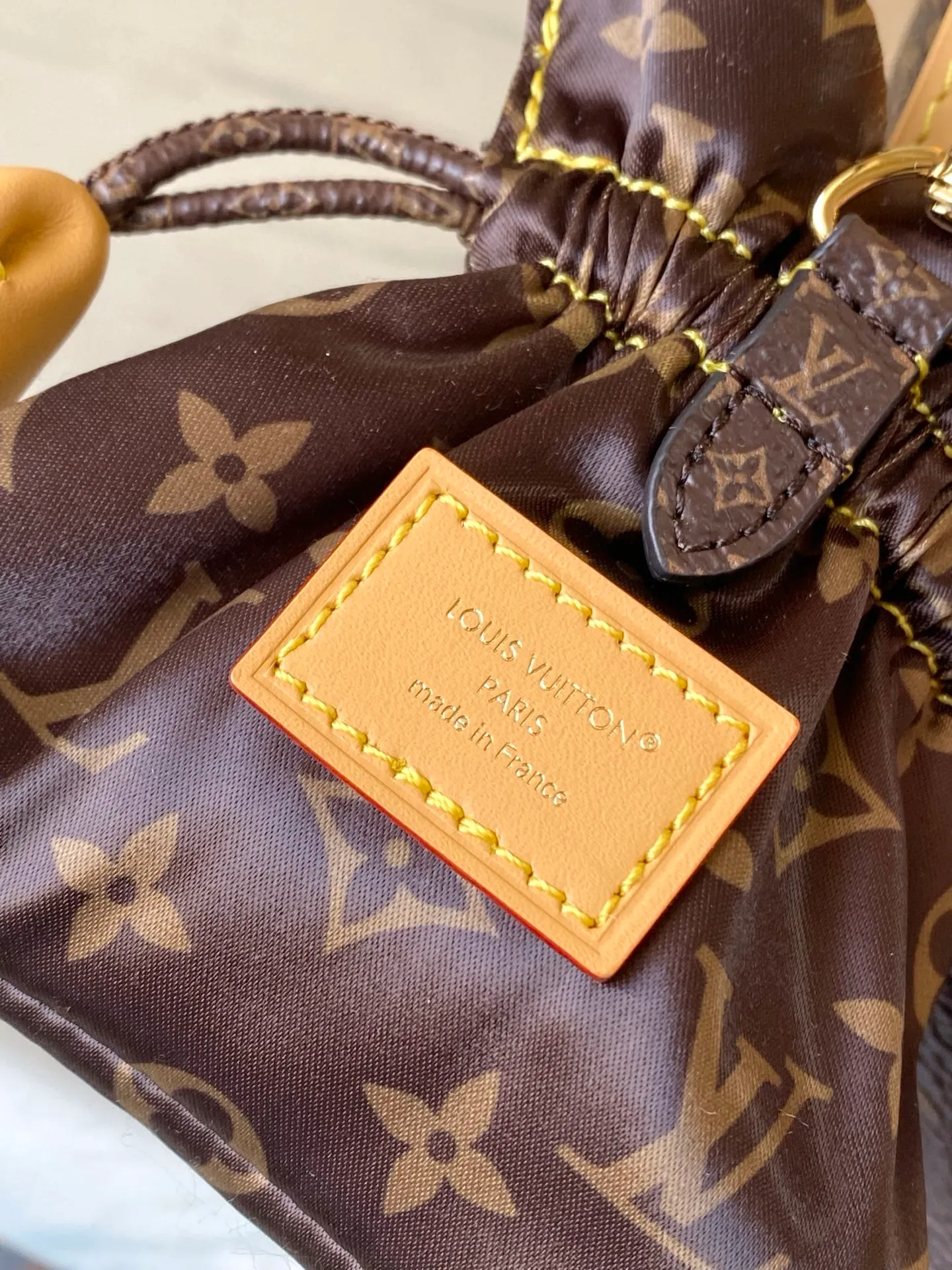 💰840 Top original single M26642 presbyopia (hanging ornament) Louis Vuitton Visionary Seoul exclusive capsule series shows a light feeling. Iconic monogram canvas material design, plus leather material decoration. This unique and colorful feature is reminiscent of traditional Korean decorations. Interior features removable zip pocket and printed lining. Dimensions: 16x18x12 cm