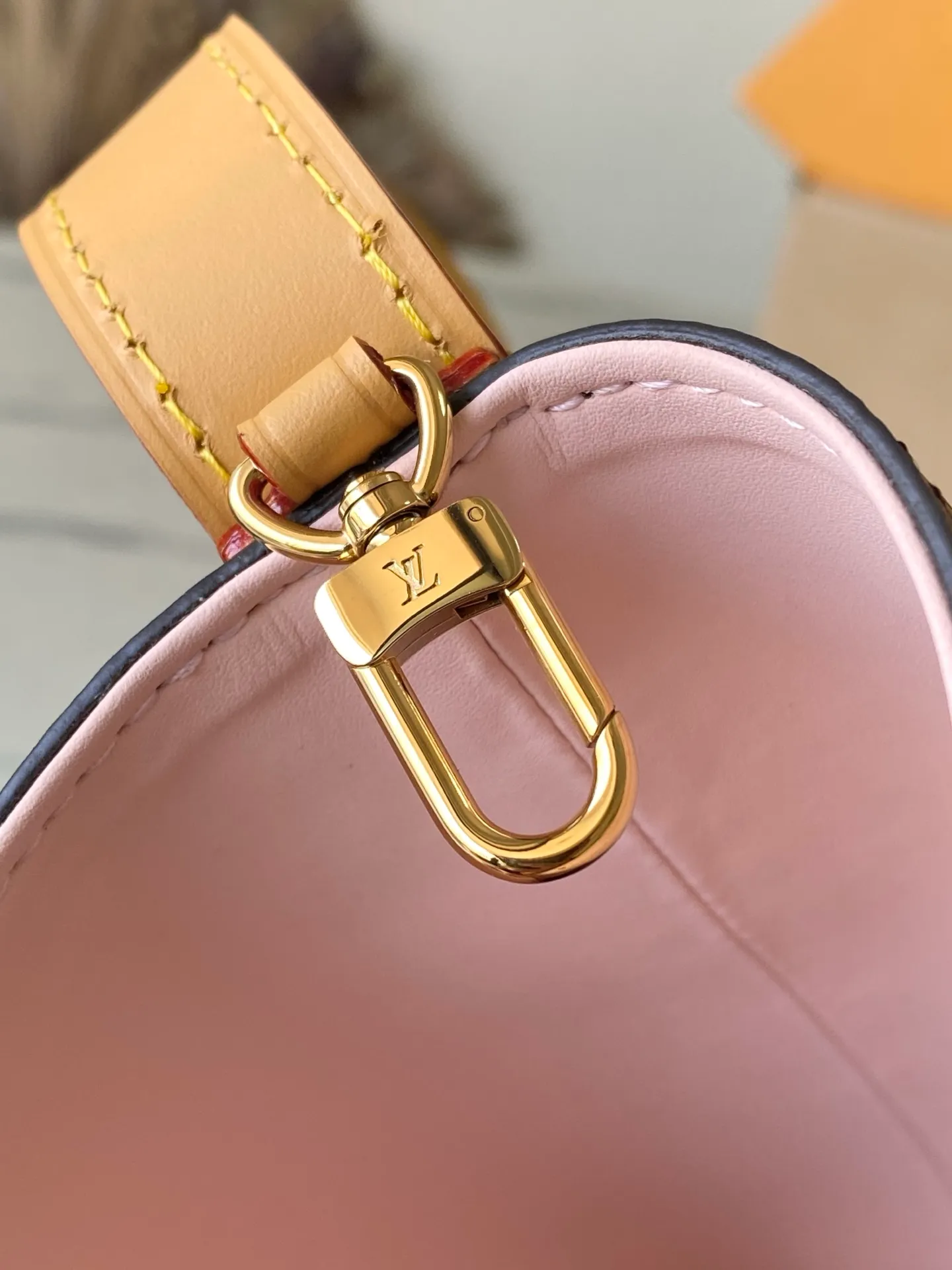 💰840 Top original single M26642 presbyopia (hanging ornament) Louis Vuitton Visionary Seoul exclusive capsule series shows a light feeling. Iconic monogram canvas material design, plus leather material decoration. This unique and colorful feature is reminiscent of traditional Korean decorations. Interior features removable zip pocket and printed lining. Dimensions: 16x18x12 cm