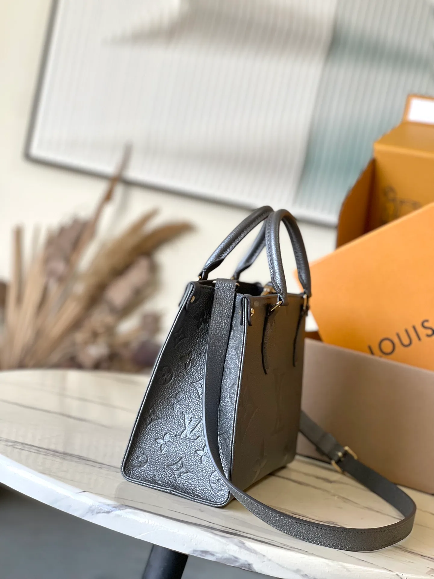 💰1040 (top-grain leather) gunmetal color, top-grade original single M12886 This small OnTheGo handbag comes from the LVSki series, lighting up the night look with its sparkling appearance. Monogram Empreinte leather and glossy metal hardware make it easy to store all your travel needs. The detachable shoulder strap allows for a variety of carrying methods. Dimensions: 25 × 19 × 11.5cj