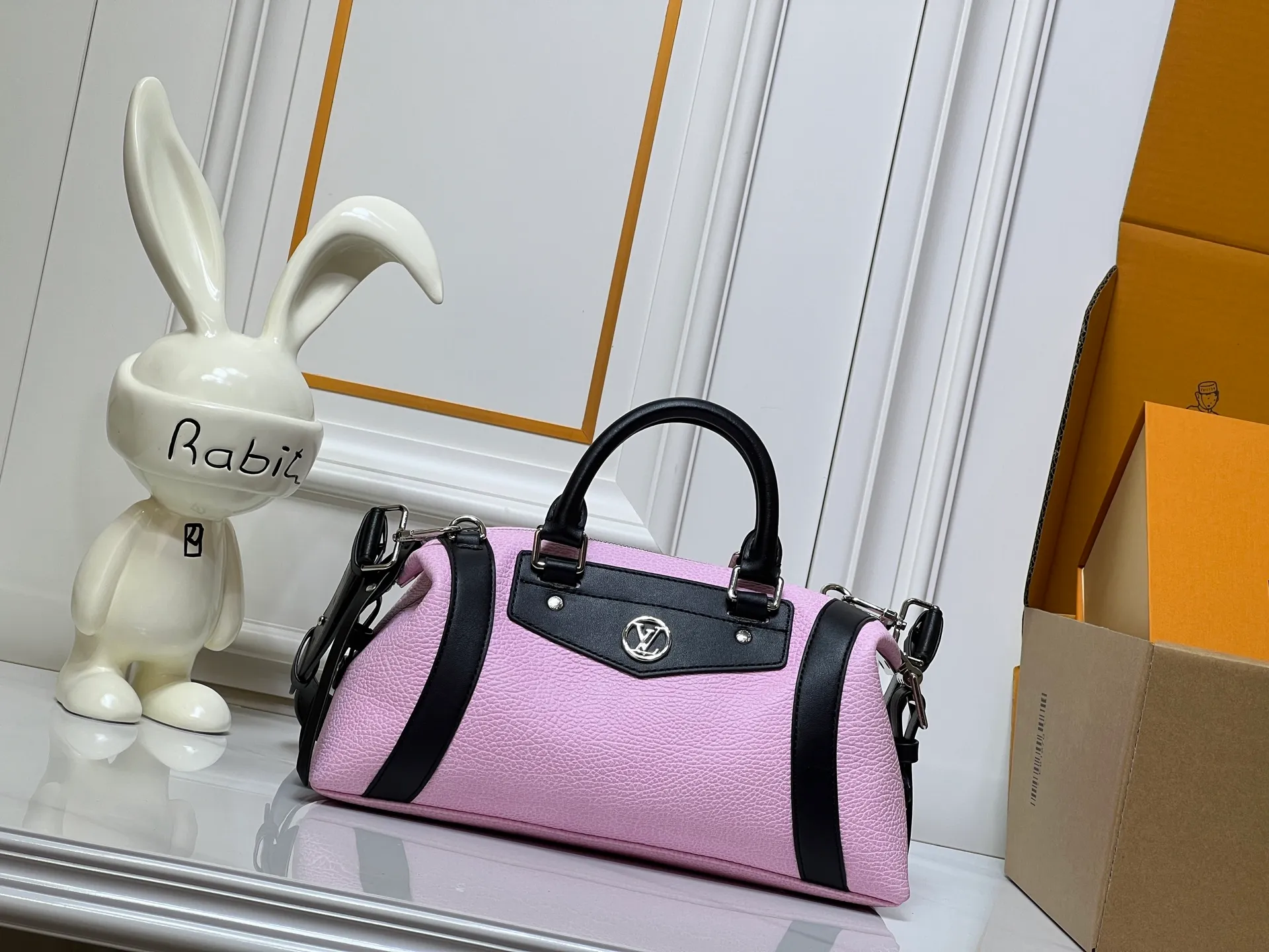Batch 320💰[Exclusive real shot] Medium size M25566 M14623 Full leather motorcycle bag M14702 M14700 NANO LV BIKER handbag This Nano LV Rider handbag is from the 2025 spring and summer series. It is made of pixelated grain sheep leather with smooth cow leather elements, and is decorated with LV Circle logo. The foldable configuration makes it easy to store in a suitcase, and the modern design adds a rock-n-roll edge to any look. Dimensions: 10 x 10 x 23 cm