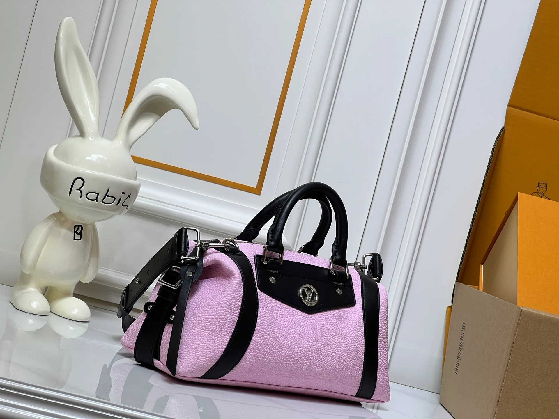Batch 320💰[Exclusive real shot] Medium size M25566 M14623 Full leather motorcycle bag M14702 M14700 NANO LV BIKER handbag This Nano LV Rider handbag is from the 2025 spring and summer series. It is made of pixelated grain sheep leather with smooth cow leather elements, and is decorated with LV Circle logo. The foldable configuration makes it easy to store in a suitcase, and the modern design adds a rock-n-roll edge to any look. Dimensions: 10 x 10 x 23 cm
