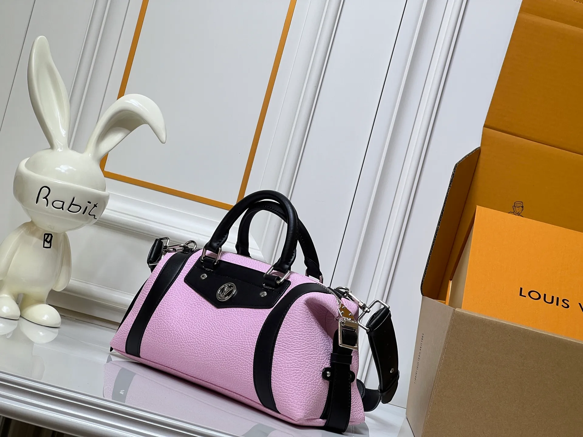 Batch 320💰[Exclusive real shot] Medium size M25566 M14623 Full leather motorcycle bag M14702 M14700 NANO LV BIKER handbag This Nano LV Rider handbag is from the 2025 spring and summer series. It is made of pixelated grain sheep leather with smooth cow leather elements, and is decorated with LV Circle logo. The foldable configuration makes it easy to store in a suitcase, and the modern design adds a rock-n-roll edge to any look. Dimensions: 10 x 10 x 23 cm