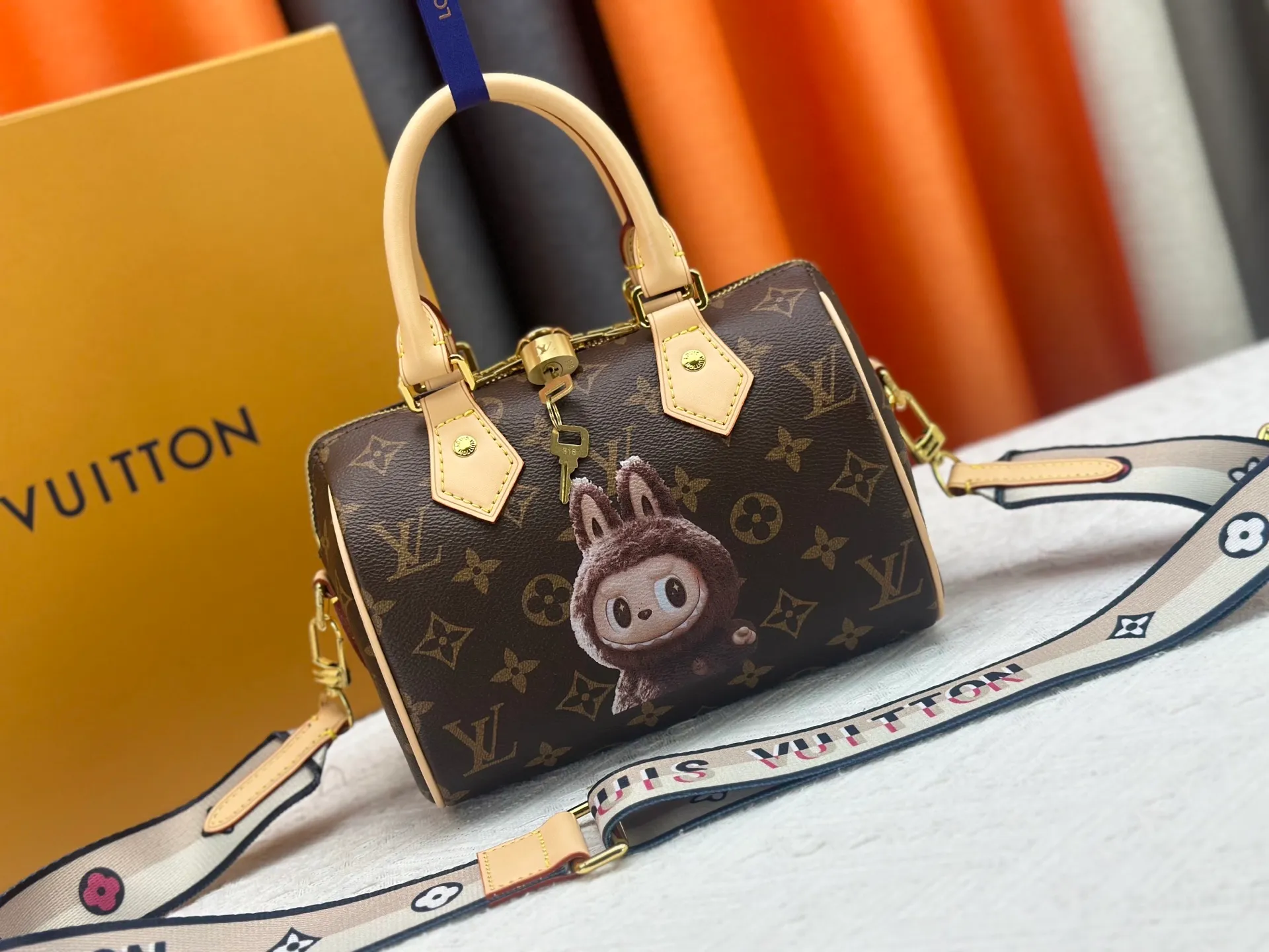 P280 Upgraded original la bubu M13365 M58953 M46234 M46222 Speedy Bandoulière 20 handbag is made of soft coated canvas, and the full-length Monogram pattern is traced in colorful rainbow tones, highlighting the smart style of the Louis Vuitton x Murakami reissue series. The Toron handle and detachable shoulder strap are constructed of cow leather, the metal corners recall classic luggage elements, and the bow-shaped key bag and padlock add brand touches. Dimensions: 20.5 x 13.5 x 12.0 cm (length x height x width)