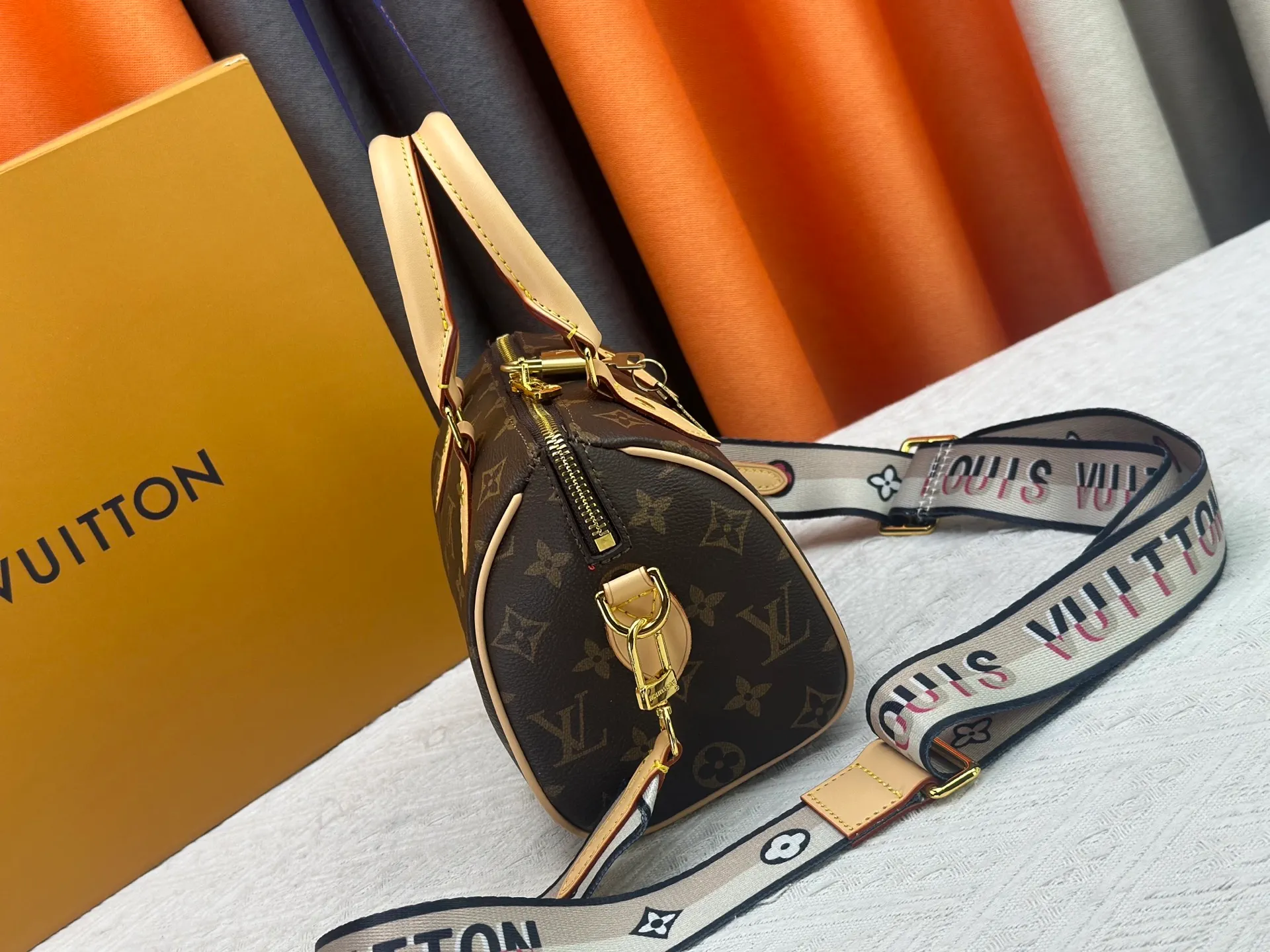 P280 Upgraded original la bubu M13365 M58953 M46234 M46222 Speedy Bandoulière 20 handbag is made of soft coated canvas, and the full-length Monogram pattern is traced in colorful rainbow tones, highlighting the smart style of the Louis Vuitton x Murakami reissue series. The Toron handle and detachable shoulder strap are constructed of cow leather, the metal corners recall classic luggage elements, and the bow-shaped key bag and padlock add brand touches. Dimensions: 20.5 x 13.5 x 12.0 cm (length x height x width)