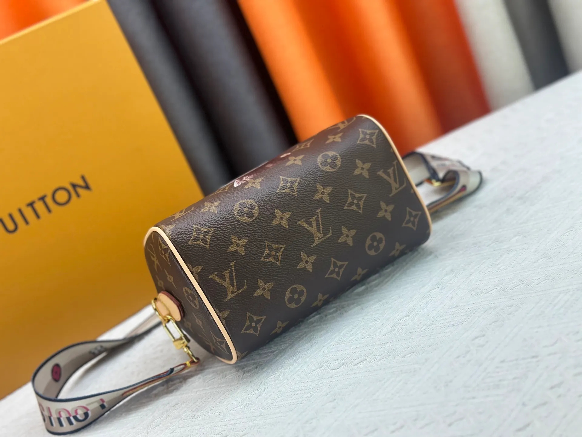 P280 Upgraded original la bubu M13365 M58953 M46234 M46222 Speedy Bandoulière 20 handbag is made of soft coated canvas, and the full-length Monogram pattern is traced in colorful rainbow tones, highlighting the smart style of the Louis Vuitton x Murakami reissue series. The Toron handle and detachable shoulder strap are constructed of cow leather, the metal corners recall classic luggage elements, and the bow-shaped key bag and padlock add brand touches. Dimensions: 20.5 x 13.5 x 12.0 cm (length x height x width)