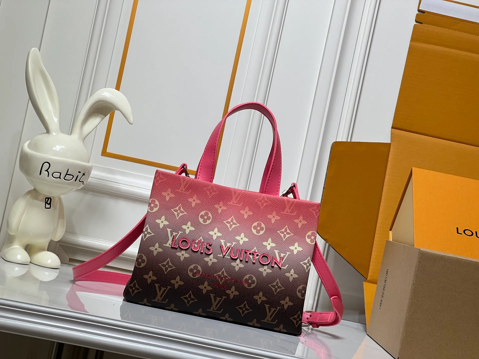 Batch 260💰M13940 Gradient pink Gradient blue khaki Colored check Black check Presbyopia Orange Black Green Pink PHARREL and NIGO collection’s joint series Top original order This Shopper medium handbag draws inspiration from Louis Vuitton shopping bags, with the words Louis Vuitton and Maison Fondée En 1854 written on soft cow leather, with a top handle and a detachable shoulder strap. 25x19x11 • Cow leather • Cow leather trim • Textile lining • Metal hardware • Musketon closure • Main compartment • Zip pocket • Double patch pockets • Handles: Double handle