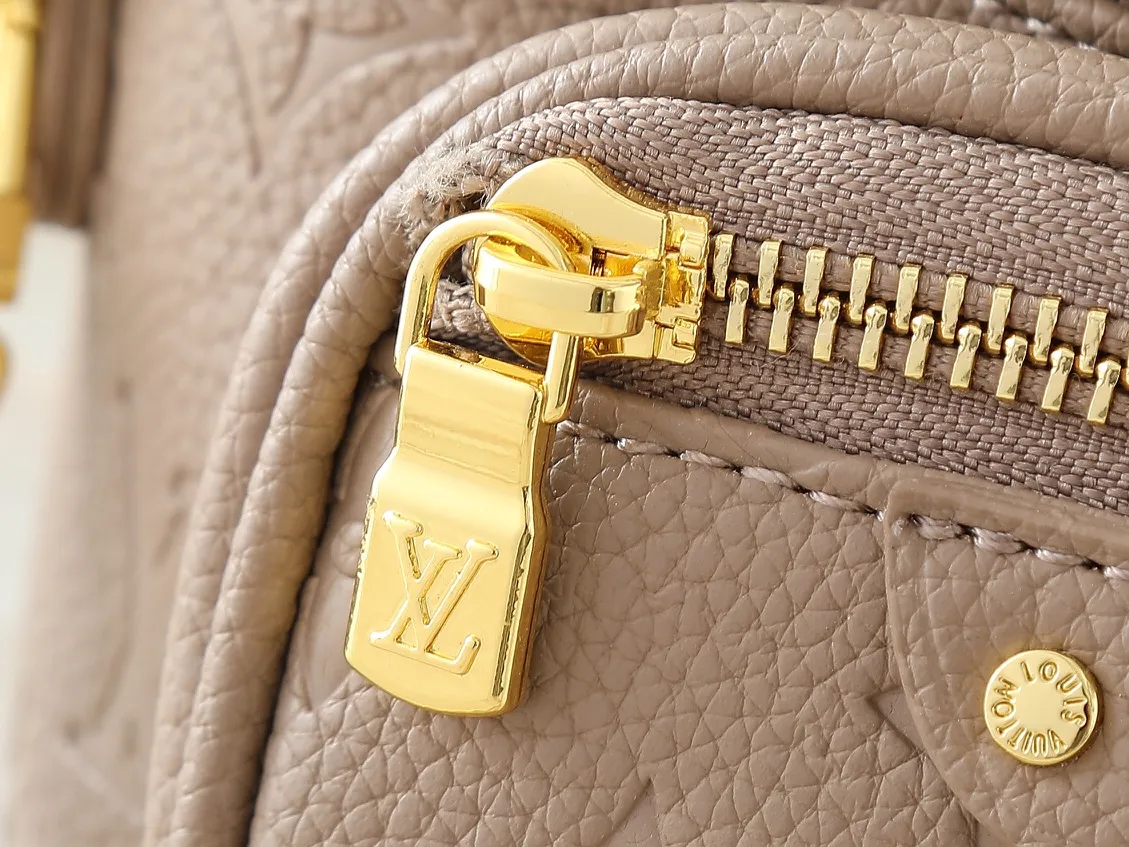 💰200💰Upgraded from the original M46917 M82335 M83275 M82208 M82347 This Mini Bumbag handbag comes from the LV Gradient series and uses the Monogram embossing of Monogram Empreinte leather to render gradient midsummer colors. The on-trend construction features a zipped main compartment and a front pocket with a Louis Vuitton leather label. With the detachable chain and detachable and adjustable shoulder strap, it can be worn as a shoulder or cross-body bag. 17.0 x 12.0 x 9.5 cm (L x H x W) • Monogram Empreinte embossed soft-grained cowhide leather • Textile lining • Metal hardware • Zip closure • Zip front pocket • Shoulder strap: removable, adjustable • Half-length strap: 32.0 cm • Half-length strap adjustable to: 44.0 cm • Chain: Removable • Half-length chain: 20.0 cm