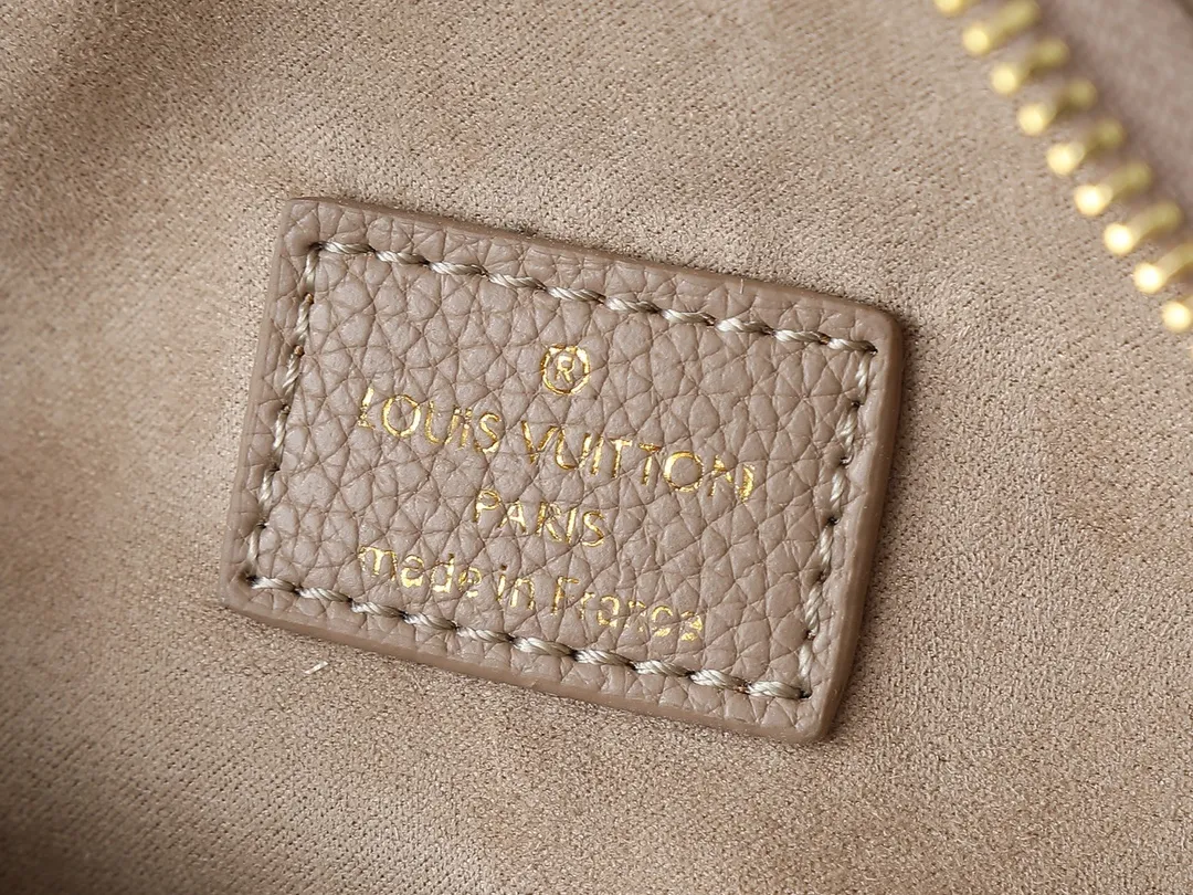 💰200💰Upgraded from the original M46917 M82335 M83275 M82208 M82347 This Mini Bumbag handbag comes from the LV Gradient series and uses the Monogram embossing of Monogram Empreinte leather to render gradient midsummer colors. The on-trend construction features a zipped main compartment and a front pocket with a Louis Vuitton leather label. With the detachable chain and detachable and adjustable shoulder strap, it can be worn as a shoulder or cross-body bag. 17.0 x 12.0 x 9.5 cm (L x H x W) • Monogram Empreinte embossed soft-grained cowhide leather • Textile lining • Metal hardware • Zip closure • Zip front pocket • Shoulder strap: removable, adjustable • Half-length strap: 32.0 cm • Half-length strap adjustable to: 44.0 cm • Chain: Removable • Half-length chain: 20.0 cm