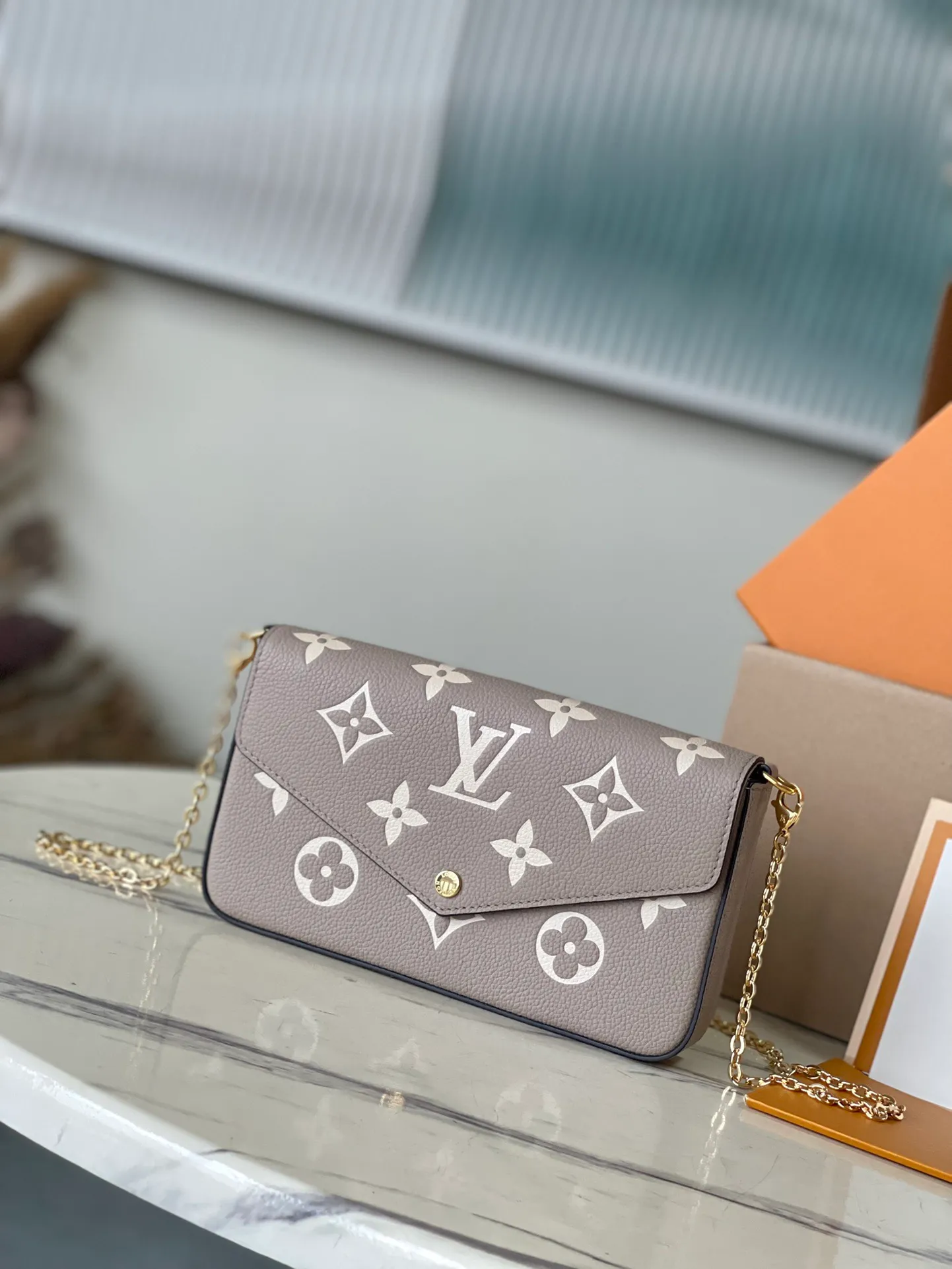 💰740 (top layer leather) top original order M69977 gray. Support counter inspection. Photos taken of duty-free goods are consistent with the product without unpacking. This product is an exclusive duty-free product in the market and is the highest-end product. Inspection is supported. This product has passed strict inspection and is flawless. Please wear gloves when touching the product. This product is not returnable or exchangeable. Please confirm the product first and then remove the label on the handle. This product is temporarily not open to the public, only regular customers, and is in short supply. Dimensions: 25 x 14.5 x 4.5 cm