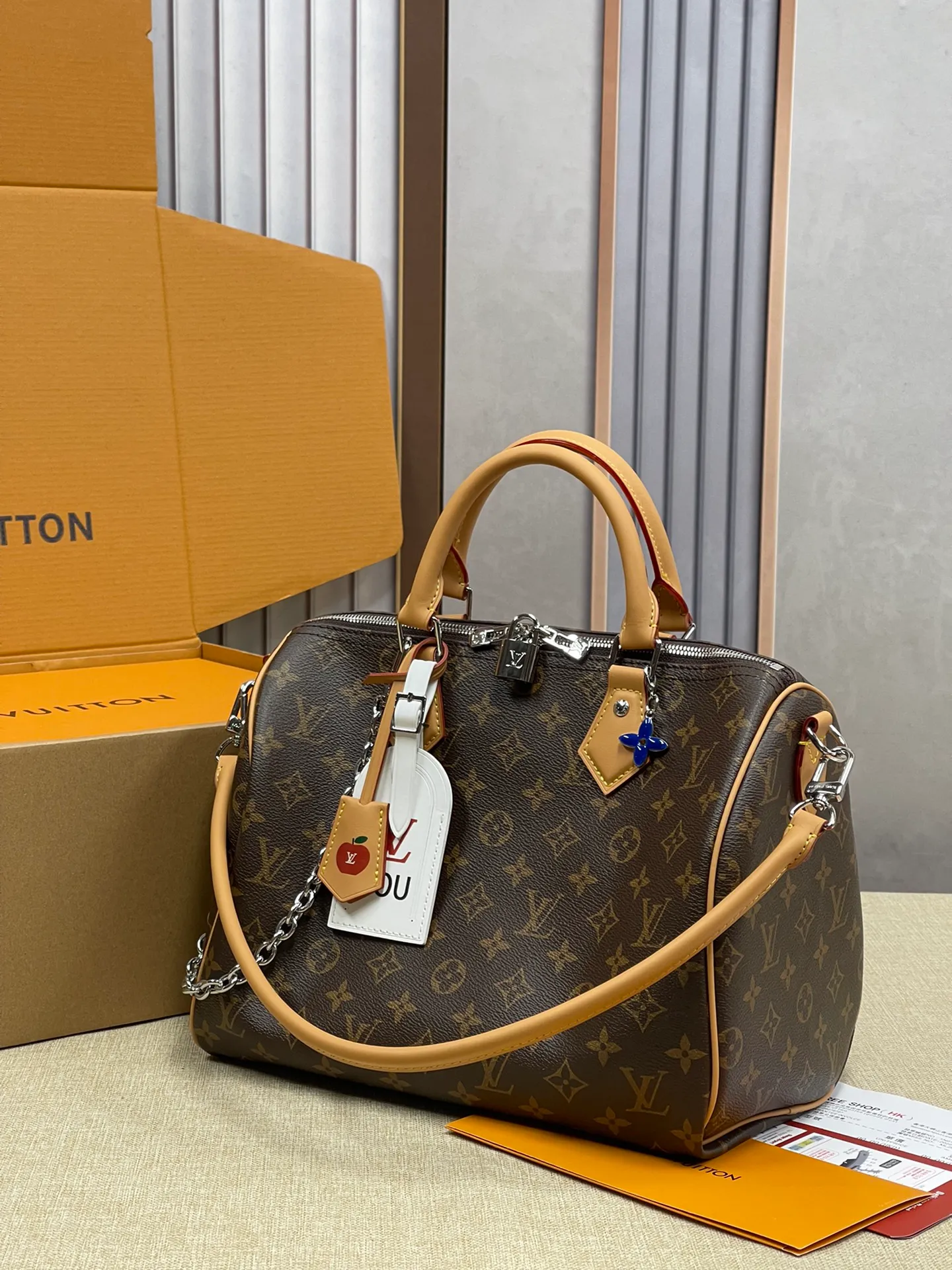 [Upgraded version] P580¥ Upgraded version·High quality·With gift box packaging🎁New pillow at the counter🌼Model M11945🔥Speedy Soft 30 Crafty handbag accompanies the journey with comfort. The Monogram coated canvas brings a soft texture, the leather lining and key bag are integrated with eye-catching touches, and the boarding pass and hard case decoration highlight the playfulness. An interior zippered pocket keeps your passport and other important items secure, and the Toron handle adds a gorgeous touch. 21 x 17 x 30 cm (height x width x length)