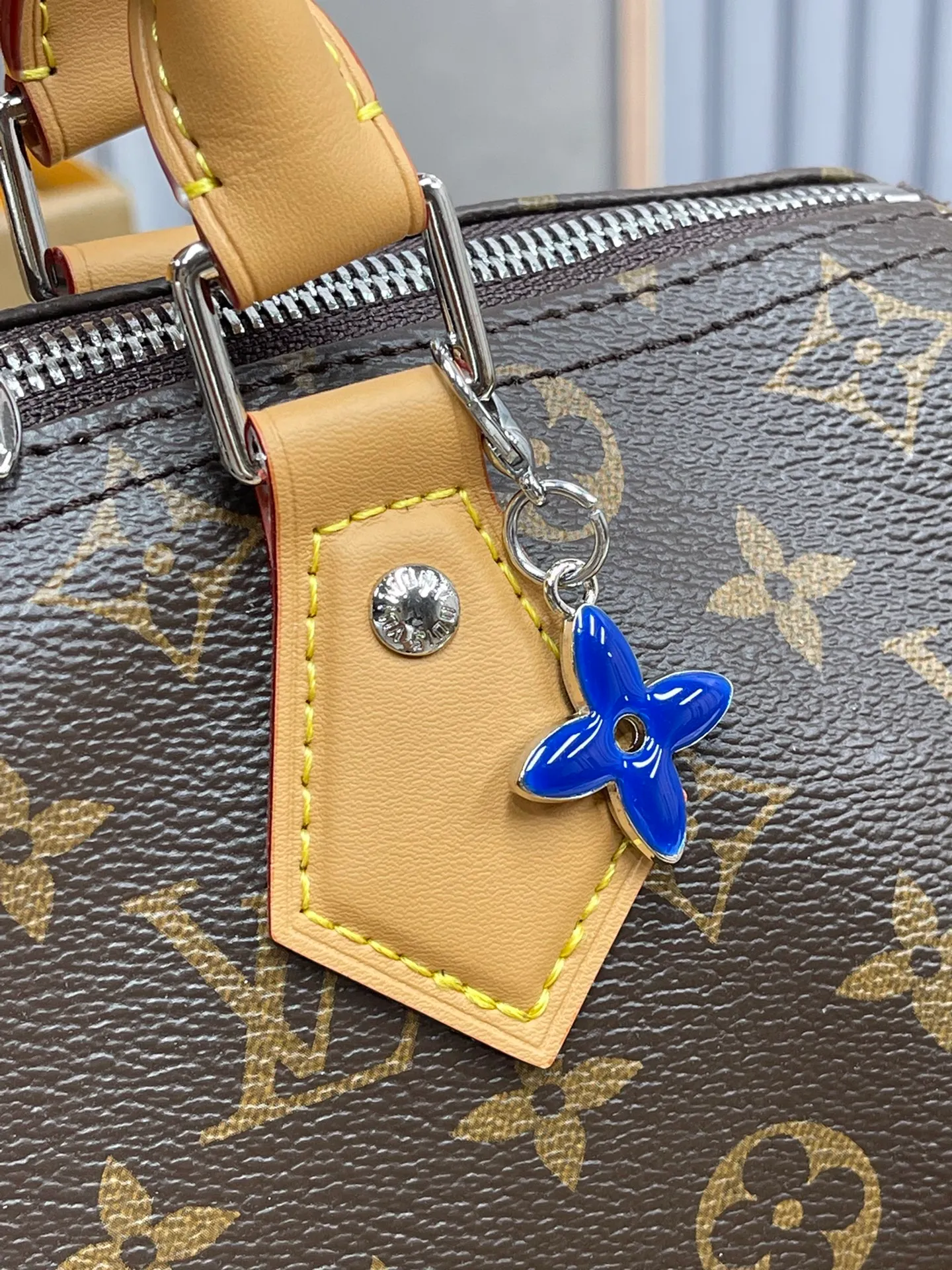 [Upgraded version] P580¥ Upgraded version·High quality·With gift box packaging🎁New pillow at the counter🌼Model M11945🔥Speedy Soft 30 Crafty handbag accompanies the journey with comfort. The Monogram coated canvas brings a soft texture, the leather lining and key bag are integrated with eye-catching touches, and the boarding pass and hard case decoration highlight the playfulness. An interior zippered pocket keeps your passport and other important items secure, and the Toron handle adds a gorgeous touch. 21 x 17 x 30 cm (height x width x length)