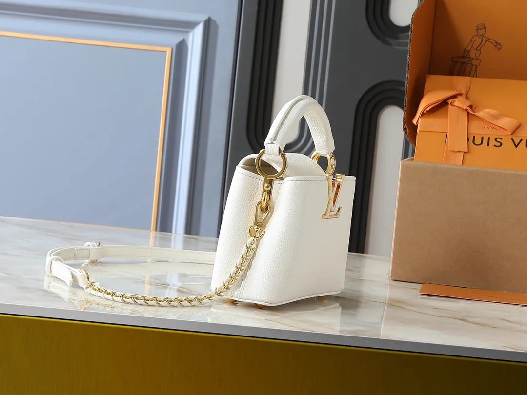 💰380💰Guangzhou goods Upgraded from the original M23083 M23082 This Capucines mini handbag incorporates exquisite Monogram flowers into the handle, presenting the three-dimensional look of the LV logo with delicate brushstrokes, injecting dazzling luster into the soft design. Full-grain Taurillon leather is designed to fit a smartphone, short wallet and other small essentials. Dimensions: 21.0 x 13.6 x 8.0 cm (length x height x width)