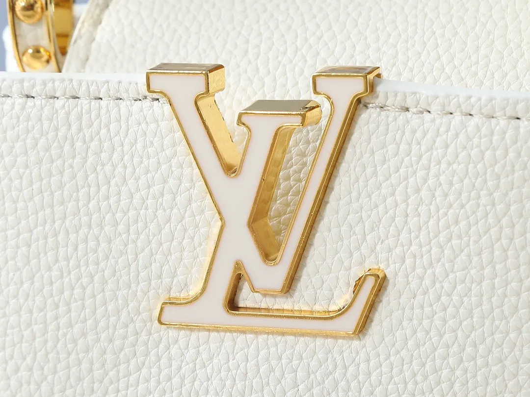 💰380💰Guangzhou goods Upgraded from the original M23083 M23082 This Capucines mini handbag incorporates exquisite Monogram flowers into the handle, presenting the three-dimensional look of the LV logo with delicate brushstrokes, injecting dazzling luster into the soft design. Full-grain Taurillon leather is designed to fit a smartphone, short wallet and other small essentials. Dimensions: 21.0 x 13.6 x 8.0 cm (length x height x width)
