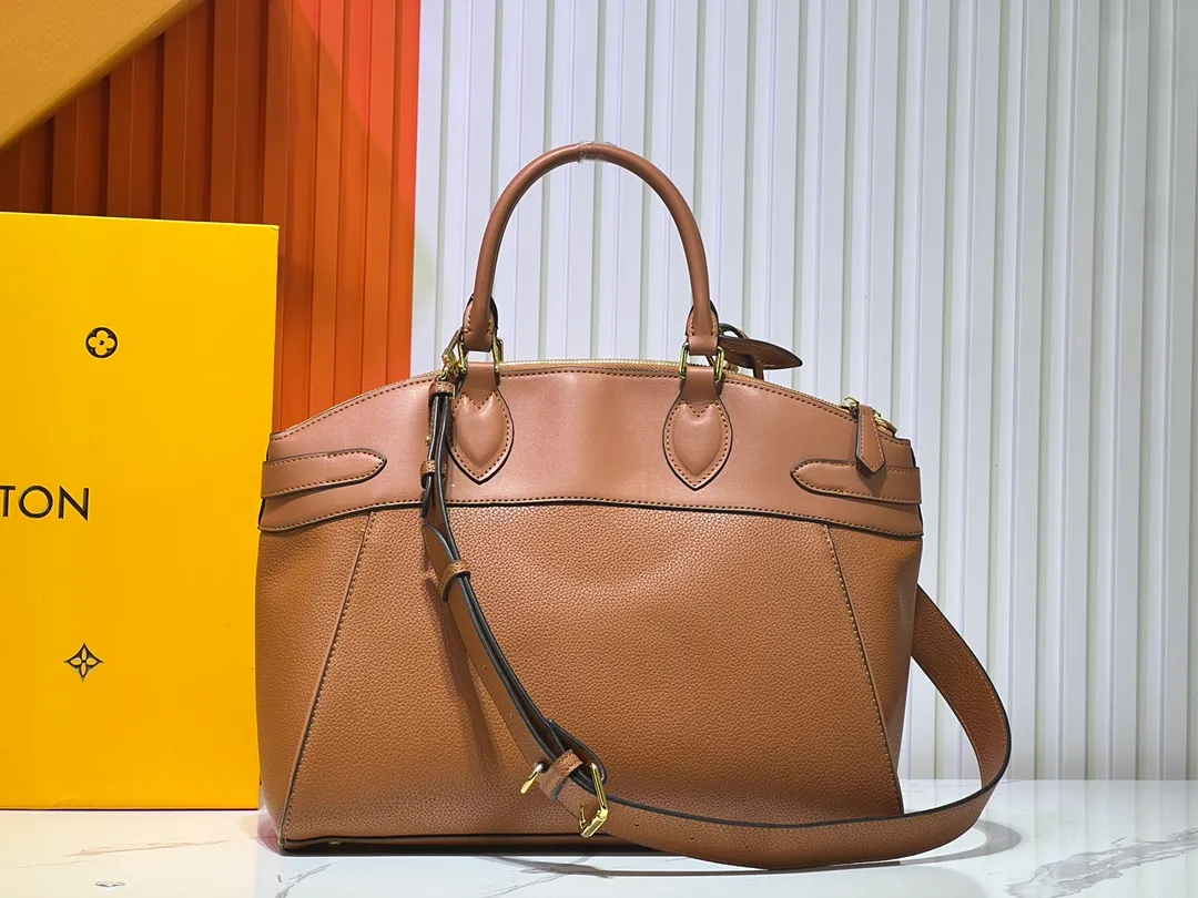 Batch 340💰M11214 green M22914 black M22925 brown M23061 off-white M22927 taupe. Sophisticated and functional, the Lock It MM bag is crafted in fine grained Taurillon leather and smooth calfskin, with gold-finish buckles and hardware. Signature House touches include padlocks, key bells and hot-stamped Louis Vuitton signatures. Featuring an articulated top handle and removable strap, this tote offers a variety of carrying options. 36x29x15 cm (LxHxW) Black Taurillon leather, smooth calfskin semi-leather trim Microfiber lining Gold hardware 2 square buckles padlock key bell External pockets 2 internal flat pockets Internal zipped pocket with flat pockets 5 protective metal studs Strap: removable, adjustable Strap drop: 45.0 cm Maximum strap drop: 51.0 cm