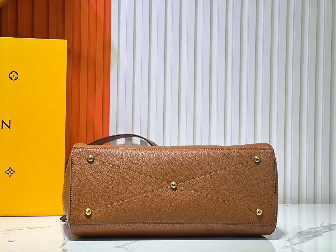 Batch 340💰M11214 green M22914 black M22925 brown M23061 off-white M22927 taupe. Sophisticated and functional, the Lock It MM bag is crafted in fine grained Taurillon leather and smooth calfskin, with gold-finish buckles and hardware. Signature House touches include padlocks, key bells and hot-stamped Louis Vuitton signatures. Featuring an articulated top handle and removable strap, this tote offers a variety of carrying options. 36x29x15 cm (LxHxW) Black Taurillon leather, smooth calfskin semi-leather trim Microfiber lining Gold hardware 2 square buckles padlock key bell External pockets 2 internal flat pockets Internal zipped pocket with flat pockets 5 protective metal studs Strap: removable, adjustable Strap drop: 45.0 cm Maximum strap drop: 51.0 cm