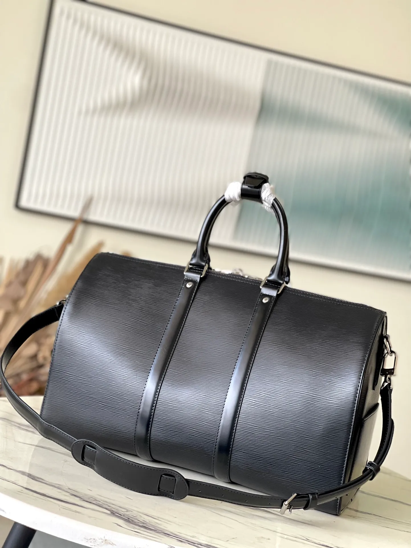 💰1500 (top layer leather) top original order M41418 black Since 1930, the Keepall series of bags has accompanied generations of travelers traveling around the world. Featuring multiple comfortable leather handles, a strap for casual cross-body wear and a shiny padlock, this updated travel bag is the perfect companion for short trips. Dimensions 45.0 x 27.0 x 20.0 cm (length x height x width)