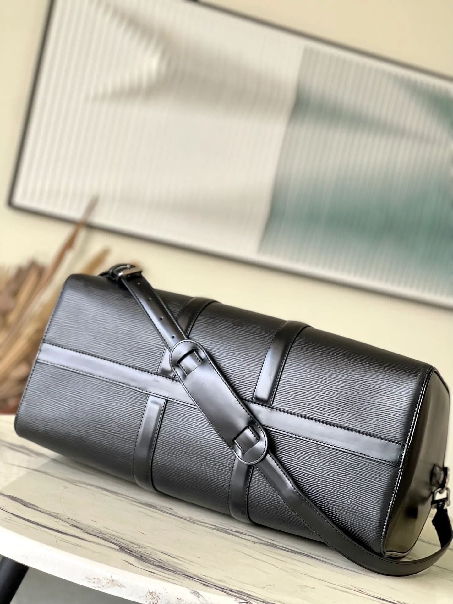 💰1500 (top layer leather) top original order M41418 black Since 1930, the Keepall series of bags has accompanied generations of travelers traveling around the world. Featuring multiple comfortable leather handles, a strap for casual cross-body wear and a shiny padlock, this updated travel bag is the perfect companion for short trips. Dimensions 45.0 x 27.0 x 20.0 cm (length x height x width)