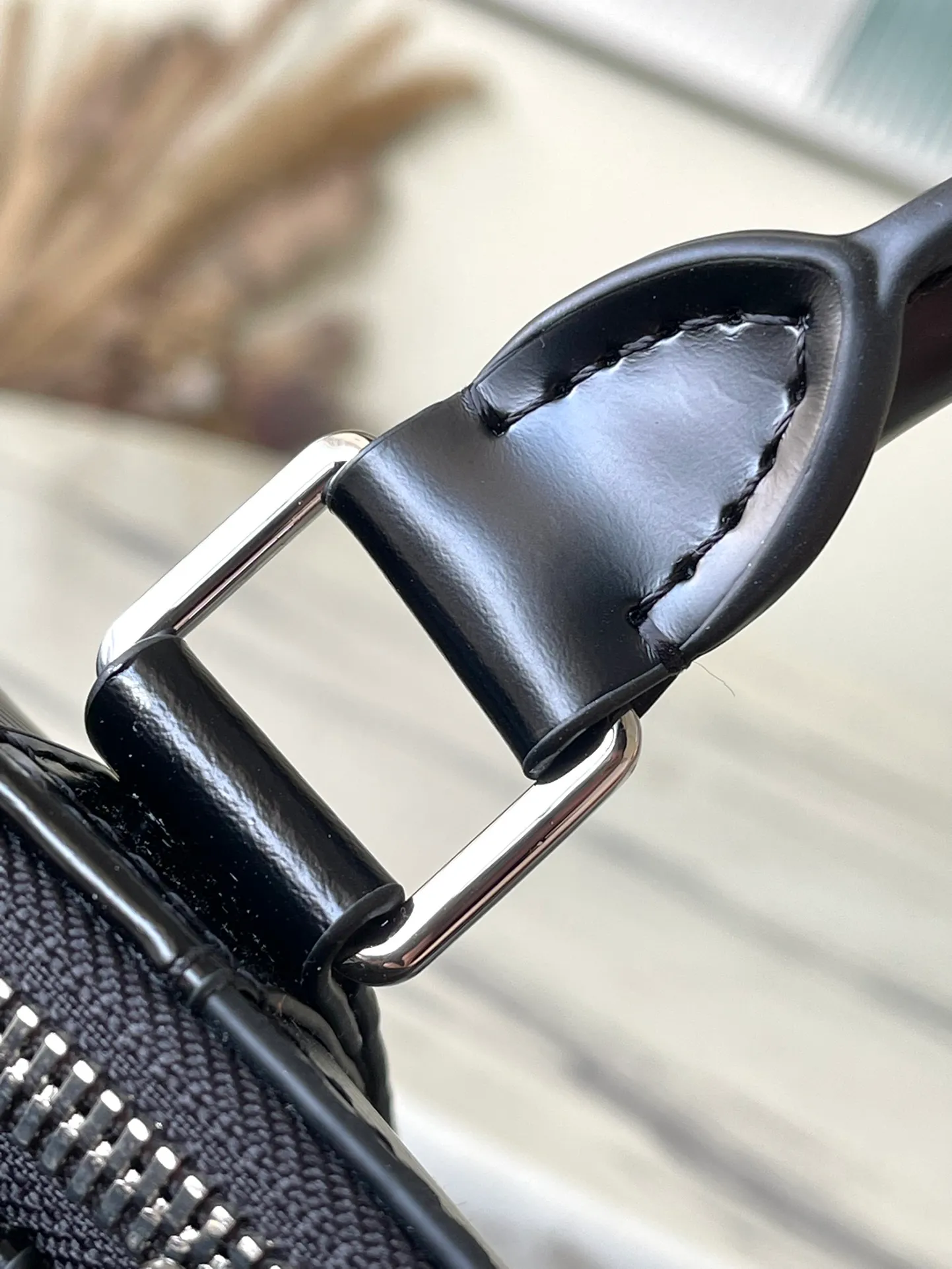 💰1500 (top layer leather) top original order M41418 black Since 1930, the Keepall series of bags has accompanied generations of travelers traveling around the world. Featuring multiple comfortable leather handles, a strap for casual cross-body wear and a shiny padlock, this updated travel bag is the perfect companion for short trips. Dimensions 45.0 x 27.0 x 20.0 cm (length x height x width)