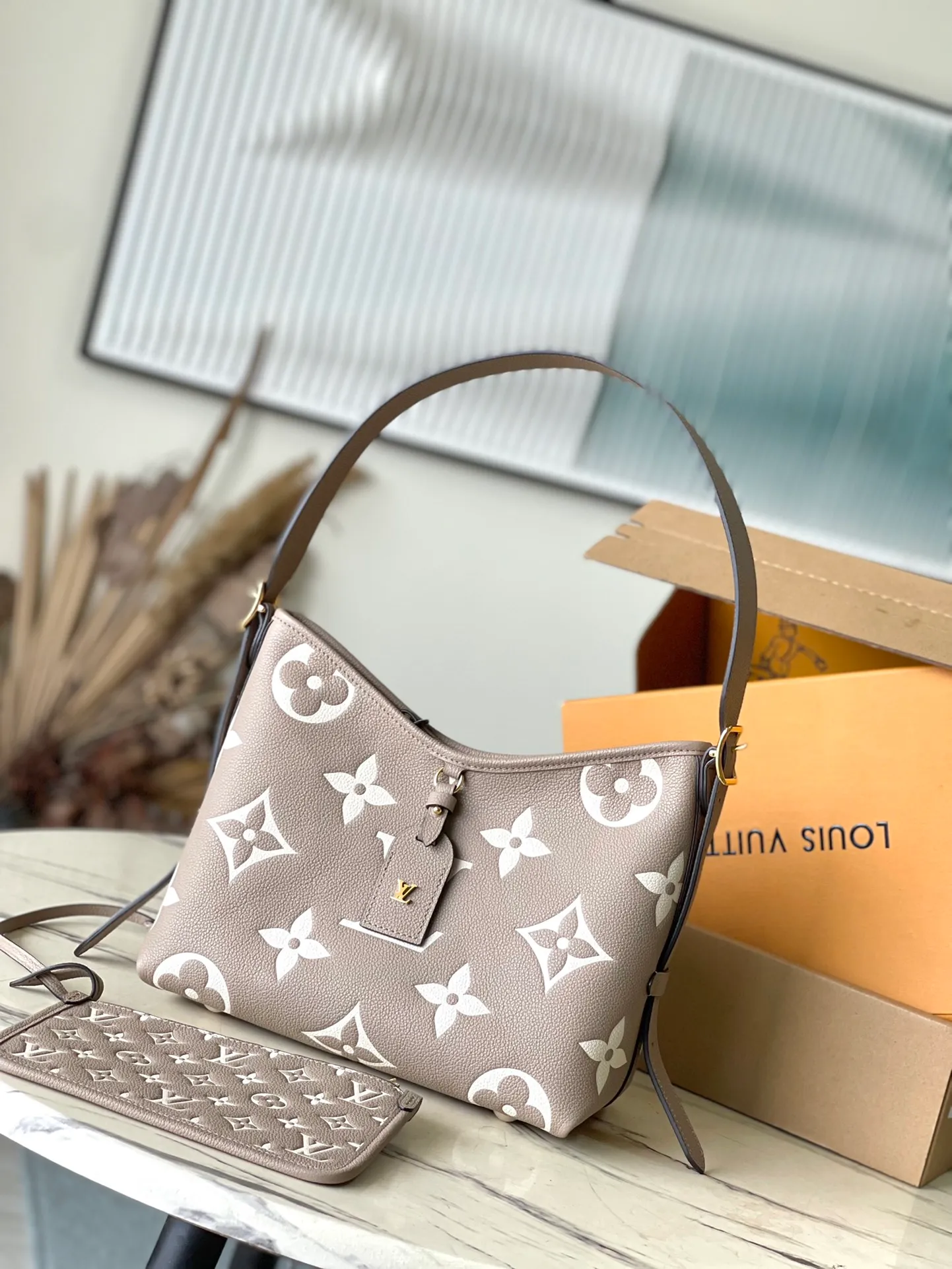 💰1180 (top layer leather) Top quality original M47180 This small CarryAll handbag is made of Monogram Empreinte embossed leather, which has a soft texture that fits the body shape. The sophisticated interior features a detachable zippered pocket, which can be safely opened and closed for daily use. Adjustable shoulder strap allows for hand, shoulder and cross-body wear options. Dimensions: 29.5 × 24 × 12 cm