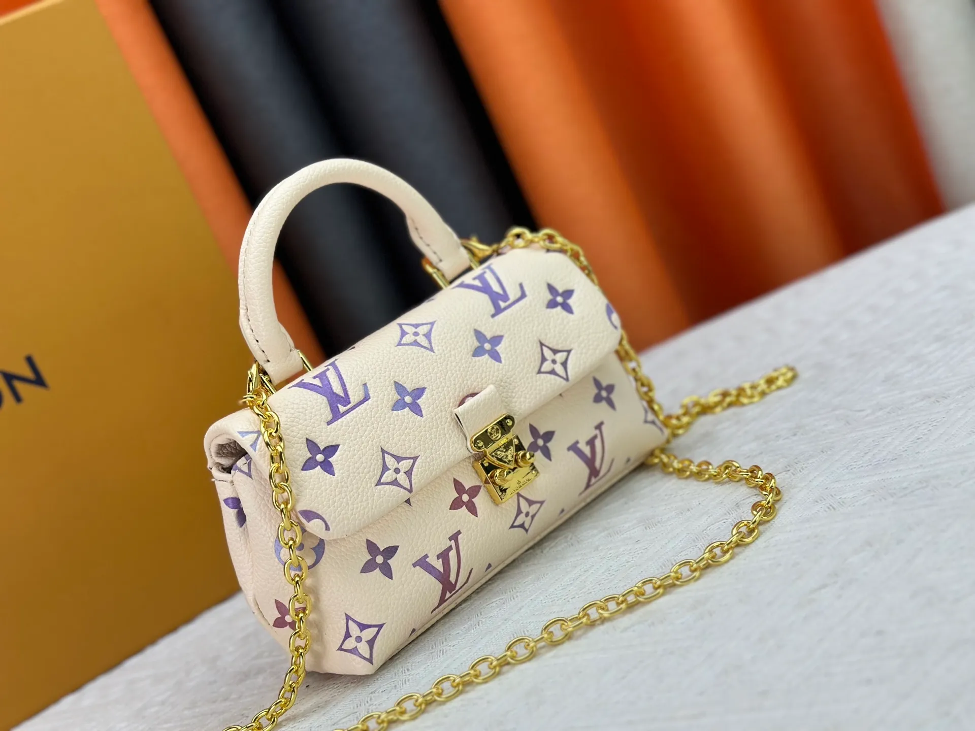 P220 upgrades the original M13796 M12145 M12144 M12211. This Nano Madeleine is made of Monogram Empreinte leather and returns for the new season in elegant two-tone colors. The neat inner layer includes patch pockets and card slots, adding functional design to the compact design. Yingze S-Lock buckle and detachable chain strap mark the brand identity. Dimensions: 21.0 x 12.5 x 6.0 cm (length x height x width)