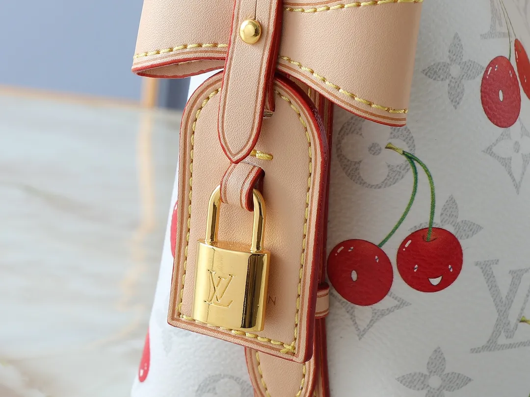 💰220💰Upgraded from the original M12925 M12926 M13480 M13044 M14356 M13045 M13089 This All In BB handbag is made of Monogram cow leather with shiny metal parts, and the iconic padlock and nameplate highlight the classic style. The adjustable shoulder strap continues the brand's trunk-making heritage, and the leather shoulder strap adds cross-body and shoulder carry options. The foldable design enables the silhouette to be retracted and retracted freely, providing ample space for daily use. 16.0 x 18.0 x 12.0 cm (length x height x width)
