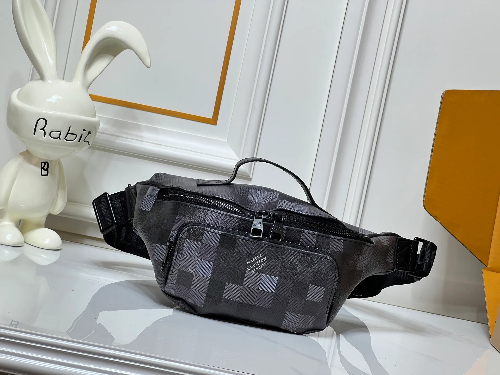 Batch 220💰Upgraded from original M15271 N00205 M14920 M14019 M47085 M43644 This Rush waist bag is made of deep Monogram canvas body decorated with Damier and Monogram Reverse embroidered patches, making the unique pattern pop out. The adjustable shoulder strap enables you to switch between waist, shoulder or cross-body wear. Dimensions: 30.0 x 15.0 x 8.0 cm (length x height x width)