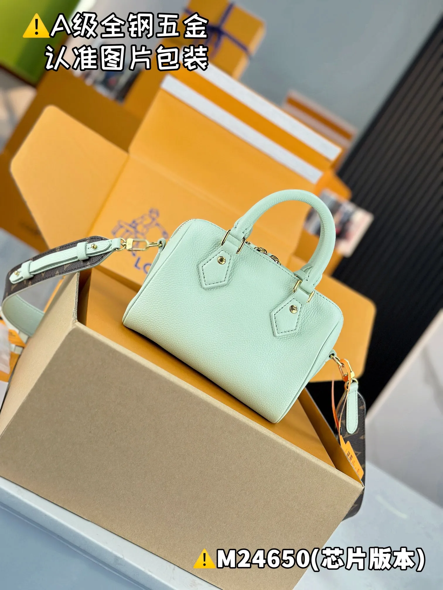 P2200 [Special grade MB original leather] SPEEDY 18 LV&I Olympic blue cow leather handbag Model: M24650 Material: A+ grade all-steel hardware, imported original leather Packing: Full set of special grade duty-free MB packaging Dimensions: 18.5 x 12.5 x 10.5 cm