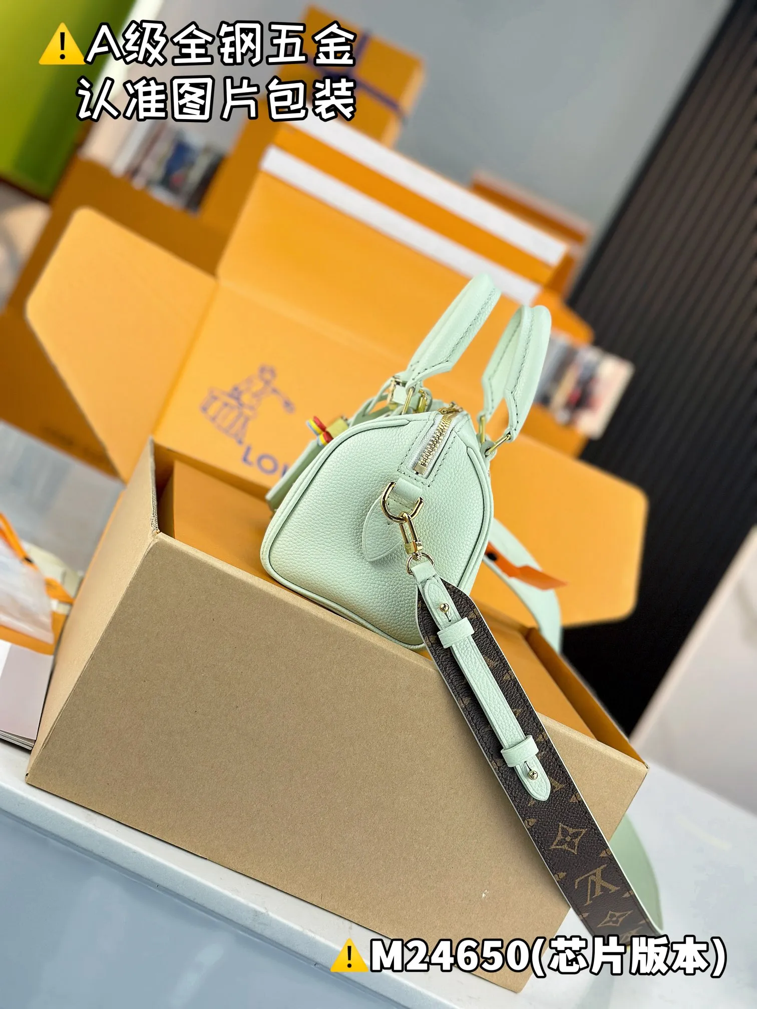 P2200 [Special grade MB original leather] SPEEDY 18 LV&I Olympic blue cow leather handbag Model: M24650 Material: A+ grade all-steel hardware, imported original leather Packing: Full set of special grade duty-free MB packaging Dimensions: 18.5 x 12.5 x 10.5 cm
