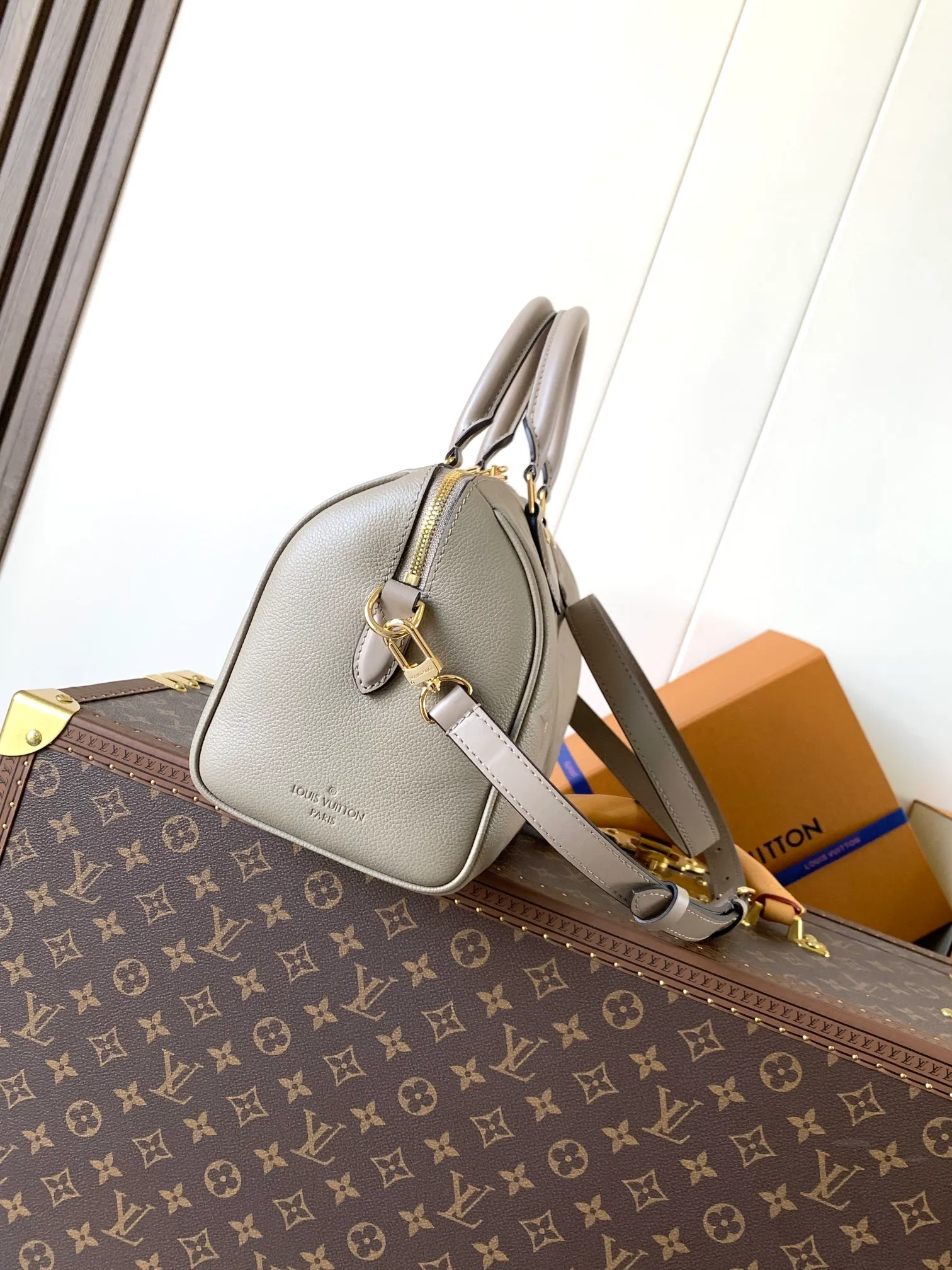 💰1180 (top layer leather) top original order, transcoding chip M58951 black M59273 apricot M14043 chocolate This seasonal version of the iconic Speedy Bandoulière 25 features Louis Vuitton’s Monogram Empreinte leather in a versatile chocolate color. It's embellished with gold-toned hardware and features a signature padlock, symbolizing Louis Vuitton's heritage and craftsmanship. The compact design fits everyday items, including makeup essentials. 25 × 19 × 15 cm (length x height x width)