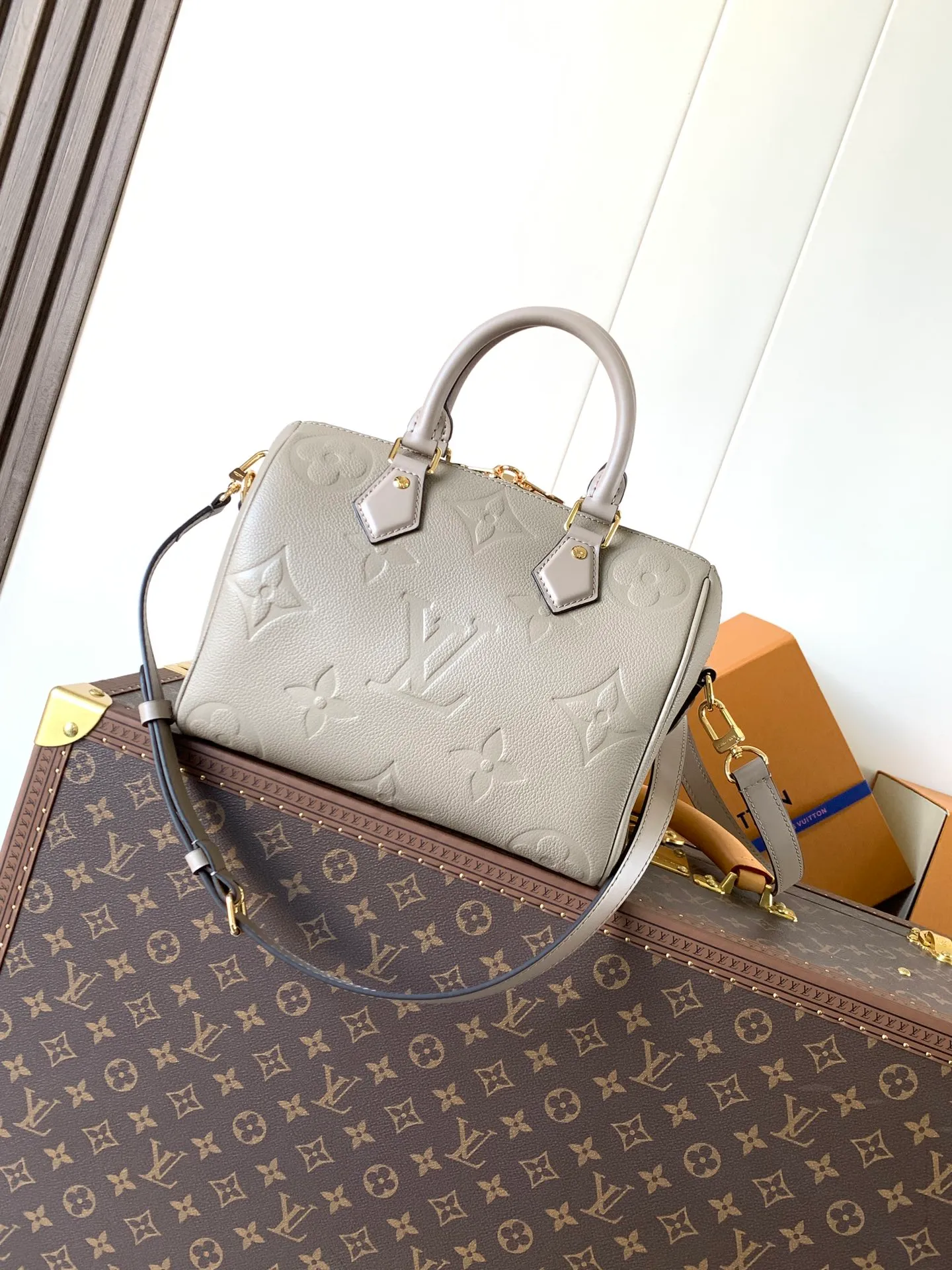 💰1180 (top layer leather) top original order, transcoding chip M58951 black M59273 apricot M14043 chocolate This seasonal version of the iconic Speedy Bandoulière 25 features Louis Vuitton’s Monogram Empreinte leather in a versatile chocolate color. It's embellished with gold-toned hardware and features a signature padlock, symbolizing Louis Vuitton's heritage and craftsmanship. The compact design fits everyday items, including makeup essentials. 25 × 19 × 15 cm (length x height x width)