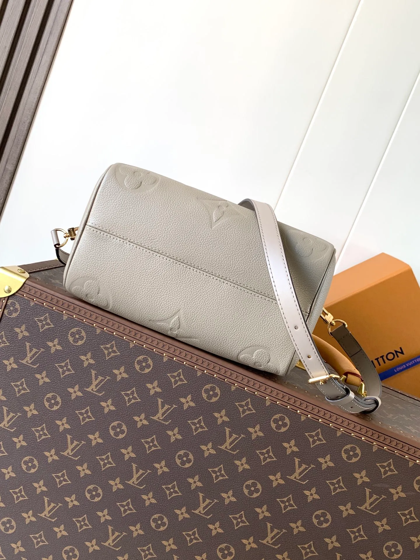 💰1180 (top layer leather) top original order, transcoding chip M58951 black M59273 apricot M14043 chocolate This seasonal version of the iconic Speedy Bandoulière 25 features Louis Vuitton’s Monogram Empreinte leather in a versatile chocolate color. It's embellished with gold-toned hardware and features a signature padlock, symbolizing Louis Vuitton's heritage and craftsmanship. The compact design fits everyday items, including makeup essentials. 25 × 19 × 15 cm (length x height x width)