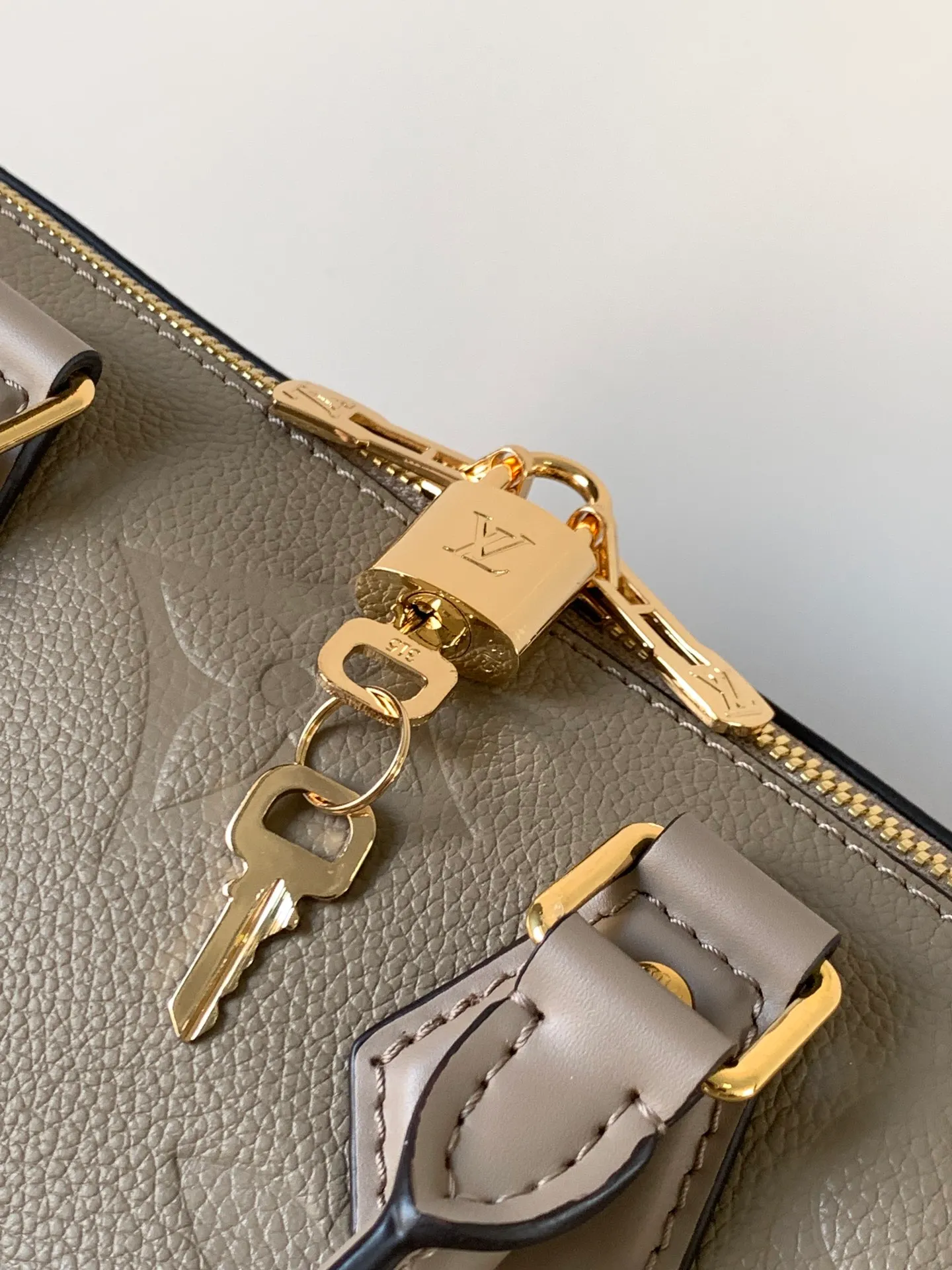 💰1180 (top layer leather) top original order, transcoding chip M58951 black M59273 apricot M14043 chocolate This seasonal version of the iconic Speedy Bandoulière 25 features Louis Vuitton’s Monogram Empreinte leather in a versatile chocolate color. It's embellished with gold-toned hardware and features a signature padlock, symbolizing Louis Vuitton's heritage and craftsmanship. The compact design fits everyday items, including makeup essentials. 25 × 19 × 15 cm (length x height x width)