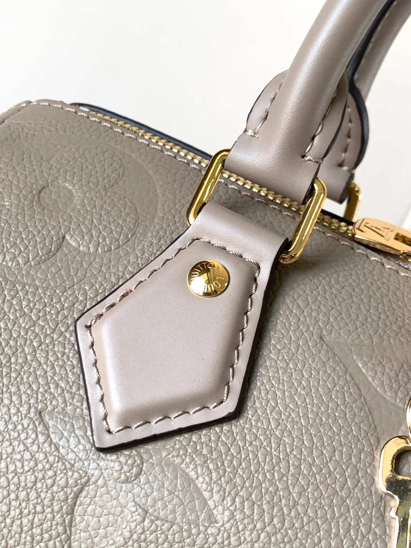 💰1180 (top layer leather) top original order, transcoding chip M58951 black M59273 apricot M14043 chocolate This seasonal version of the iconic Speedy Bandoulière 25 features Louis Vuitton’s Monogram Empreinte leather in a versatile chocolate color. It's embellished with gold-toned hardware and features a signature padlock, symbolizing Louis Vuitton's heritage and craftsmanship. The compact design fits everyday items, including makeup essentials. 25 × 19 × 15 cm (length x height x width)