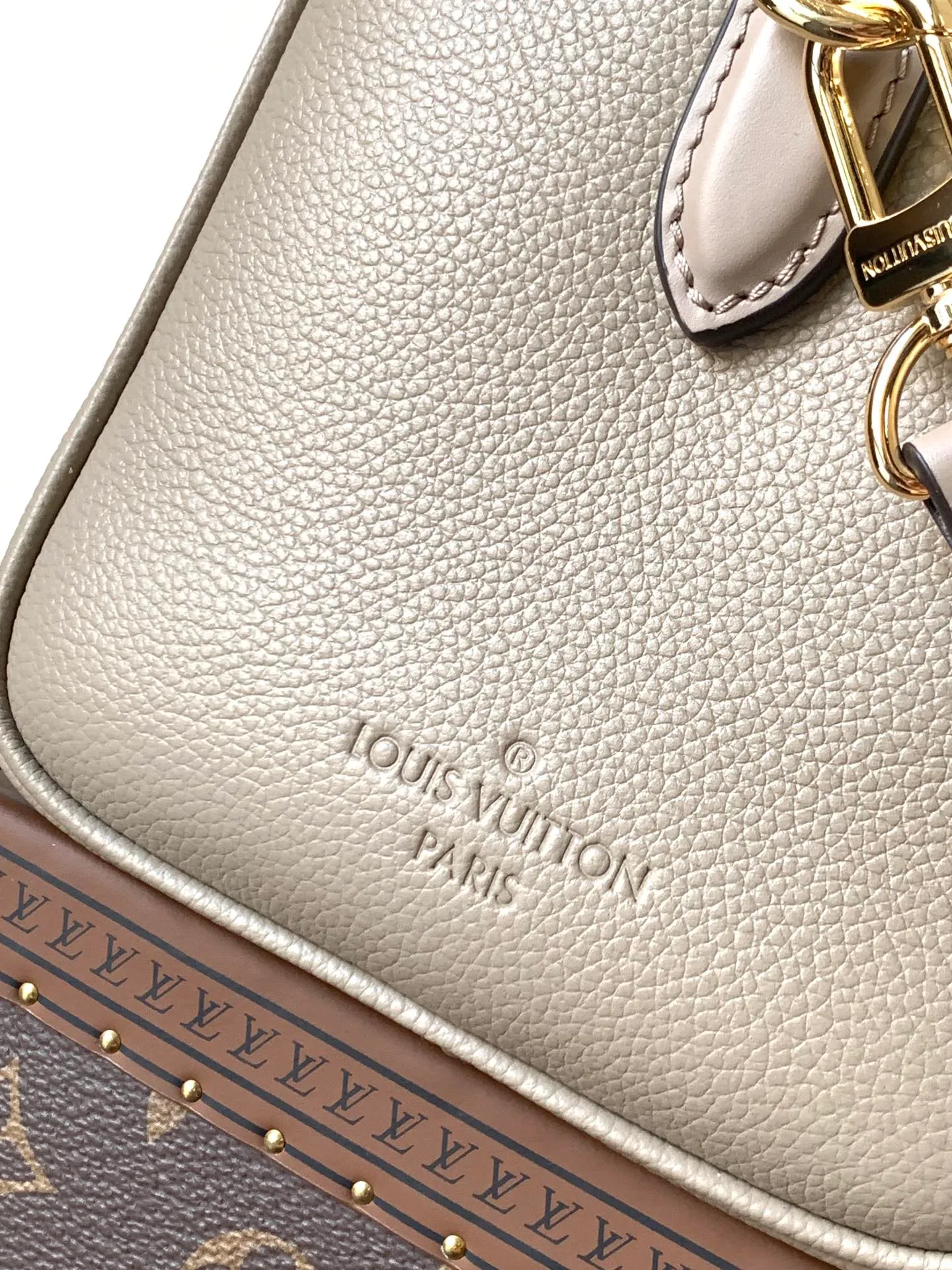 💰1180 (top layer leather) top original order, transcoding chip M58951 black M59273 apricot M14043 chocolate This seasonal version of the iconic Speedy Bandoulière 25 features Louis Vuitton’s Monogram Empreinte leather in a versatile chocolate color. It's embellished with gold-toned hardware and features a signature padlock, symbolizing Louis Vuitton's heritage and craftsmanship. The compact design fits everyday items, including makeup essentials. 25 × 19 × 15 cm (length x height x width)