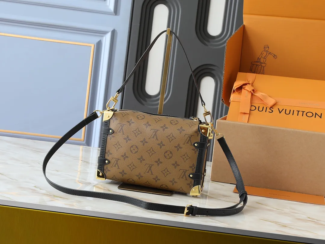💰280💰Upgraded from the original M46358 M25160. Nicolas Ghesquière repeatedly explored Louis Vuitton’s trunk-making heritage to create this Side Trunk medium handbag. Monogram canvas is combined with leather trim, and the leather zipper puller creatively connects to the iconic S-lock, and the reinforced metal corners gather the eye. The wide handles and leather spaghetti strap are removable. Dimensions: 23.5 x 16.0 x 8.5 cm (length x height x width)