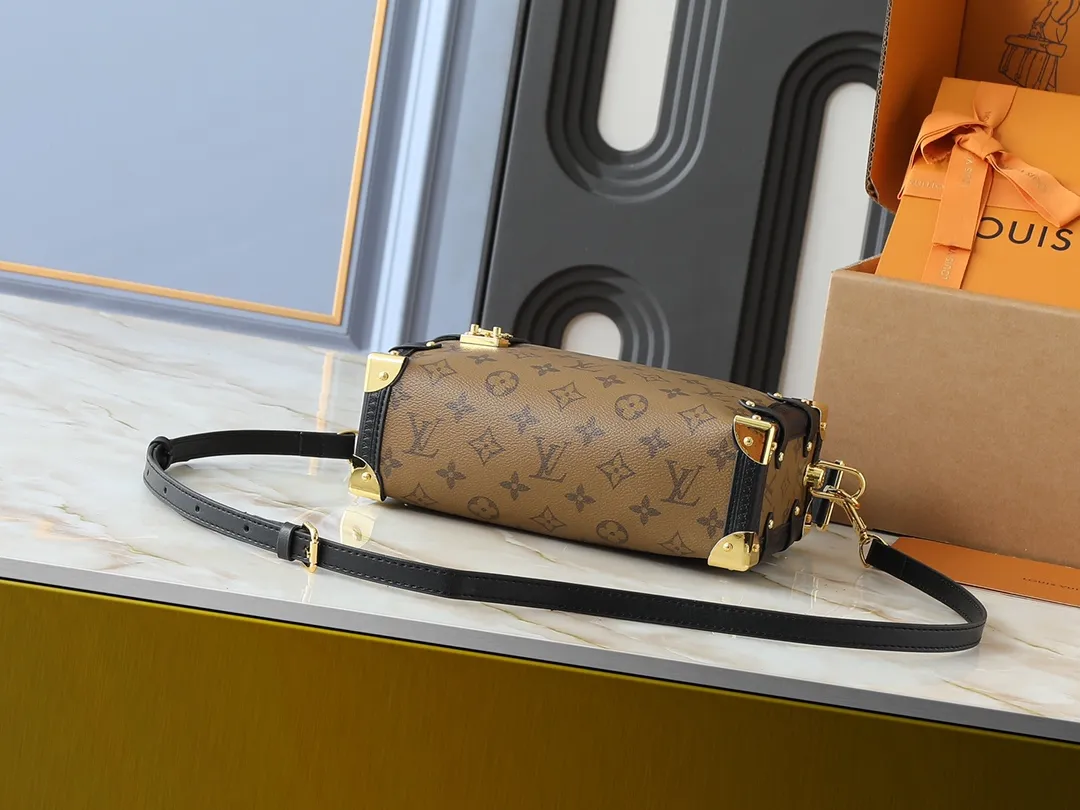 💰280💰Upgraded from the original M46358 M25160. Nicolas Ghesquière repeatedly explored Louis Vuitton’s trunk-making heritage to create this Side Trunk medium handbag. Monogram canvas is combined with leather trim, and the leather zipper puller creatively connects to the iconic S-lock, and the reinforced metal corners gather the eye. The wide handles and leather spaghetti strap are removable. Dimensions: 23.5 x 16.0 x 8.5 cm (length x height x width)