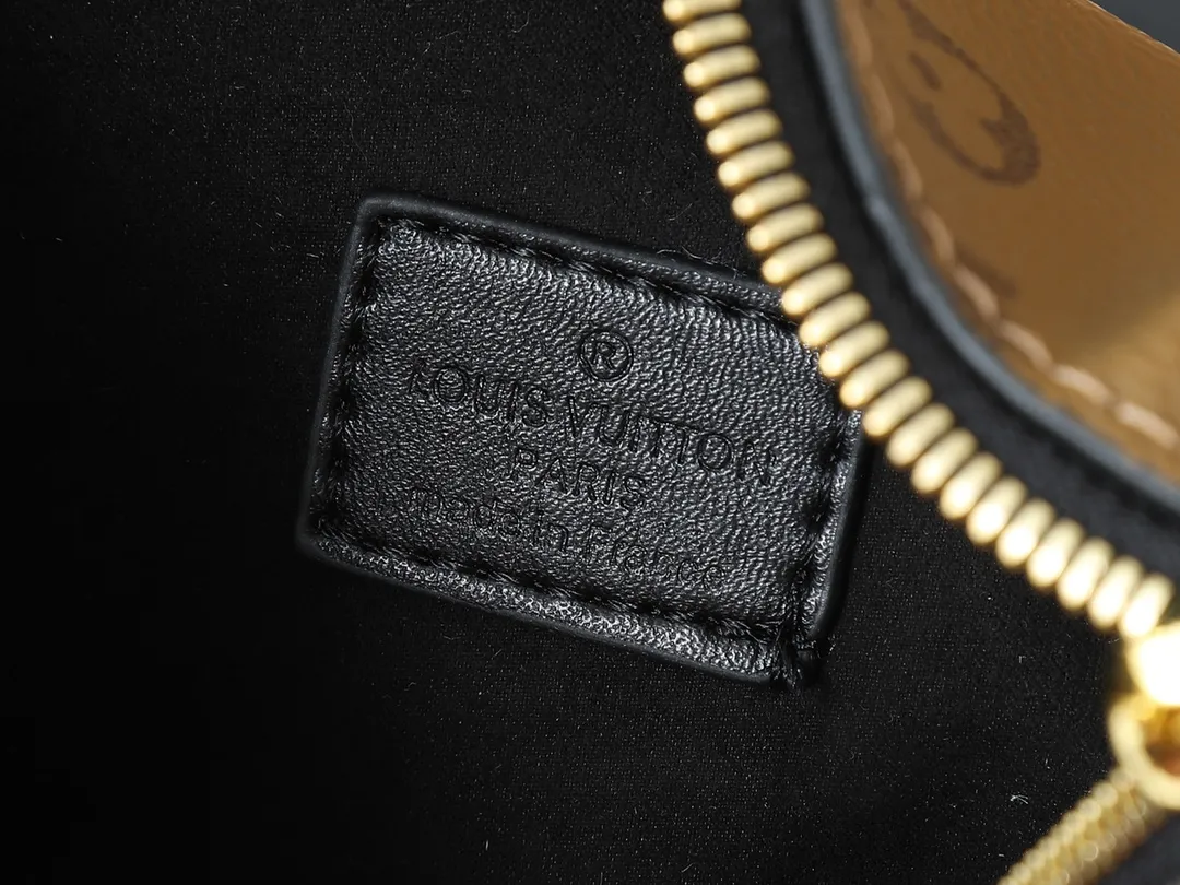 💰280💰Upgraded from the original M46358 M25160. Nicolas Ghesquière repeatedly explored Louis Vuitton’s trunk-making heritage to create this Side Trunk medium handbag. Monogram canvas is combined with leather trim, and the leather zipper puller creatively connects to the iconic S-lock, and the reinforced metal corners gather the eye. The wide handles and leather spaghetti strap are removable. Dimensions: 23.5 x 16.0 x 8.5 cm (length x height x width)